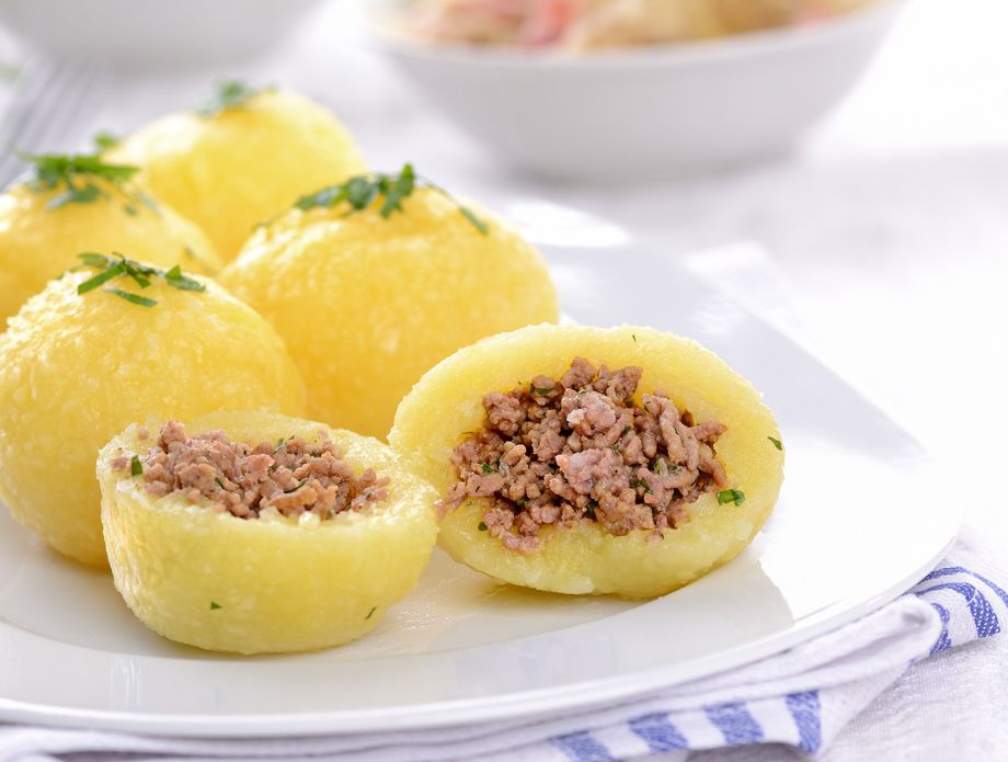 62738498-okruglice-od-krumpira-punjene-mljevenim-mesom