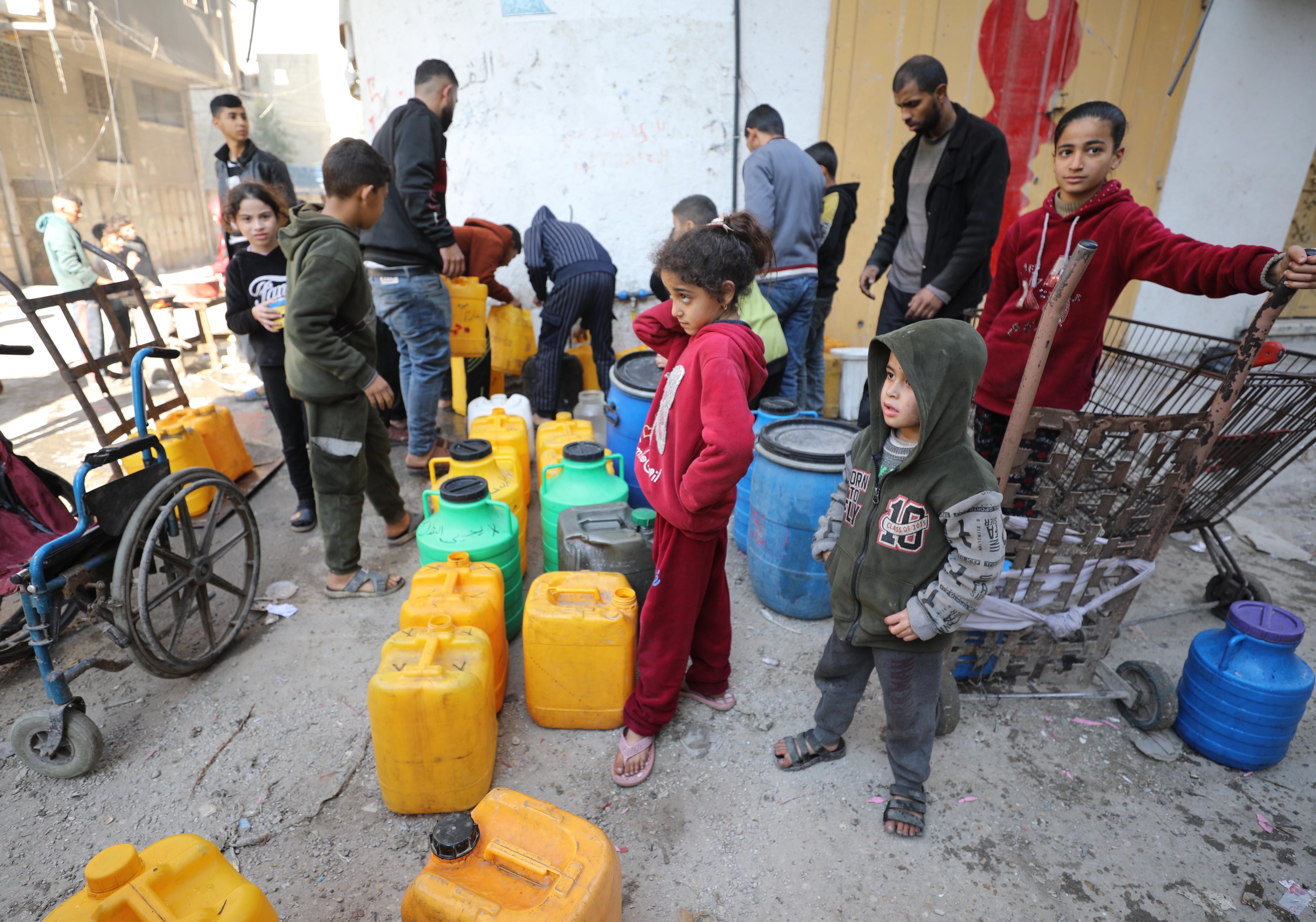 Palestinci čekaju u redovima: Nestašice vode u Gazi koja je pod izraelskim napadima