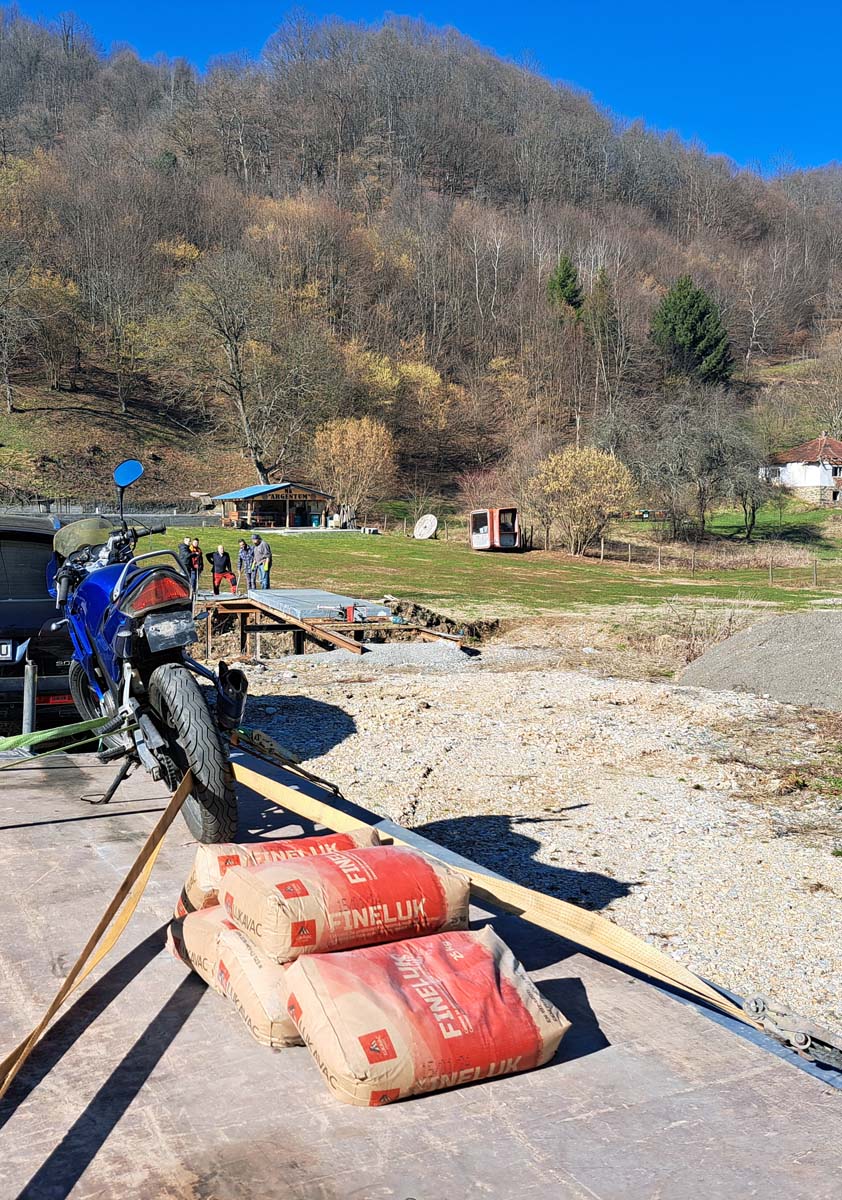 2.Rade sve sami svojim sredstvima neko donese vreću cementa, neko alat...