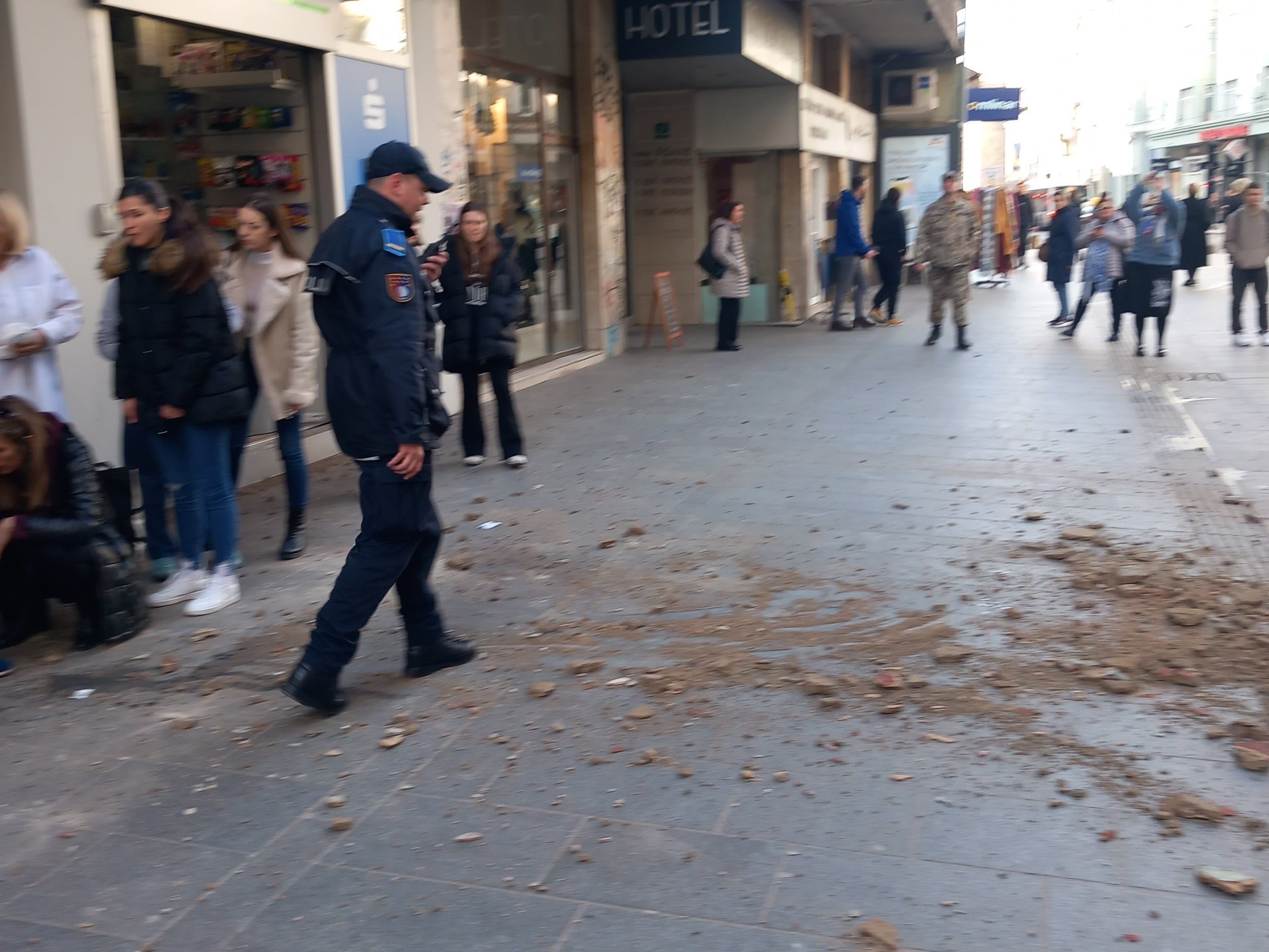 240221_obrusavanje_fasade_42313