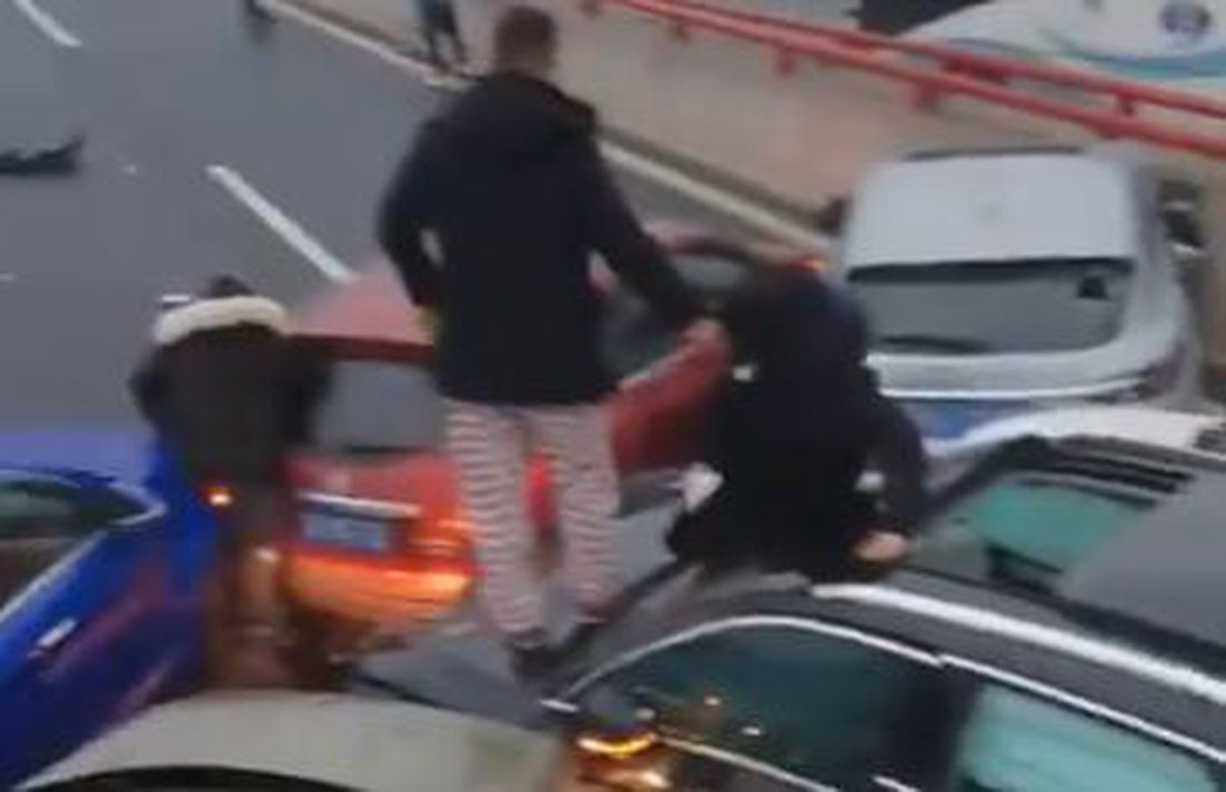 62748758-lancani-sudar-vise-od-sto-automobila-u-kini