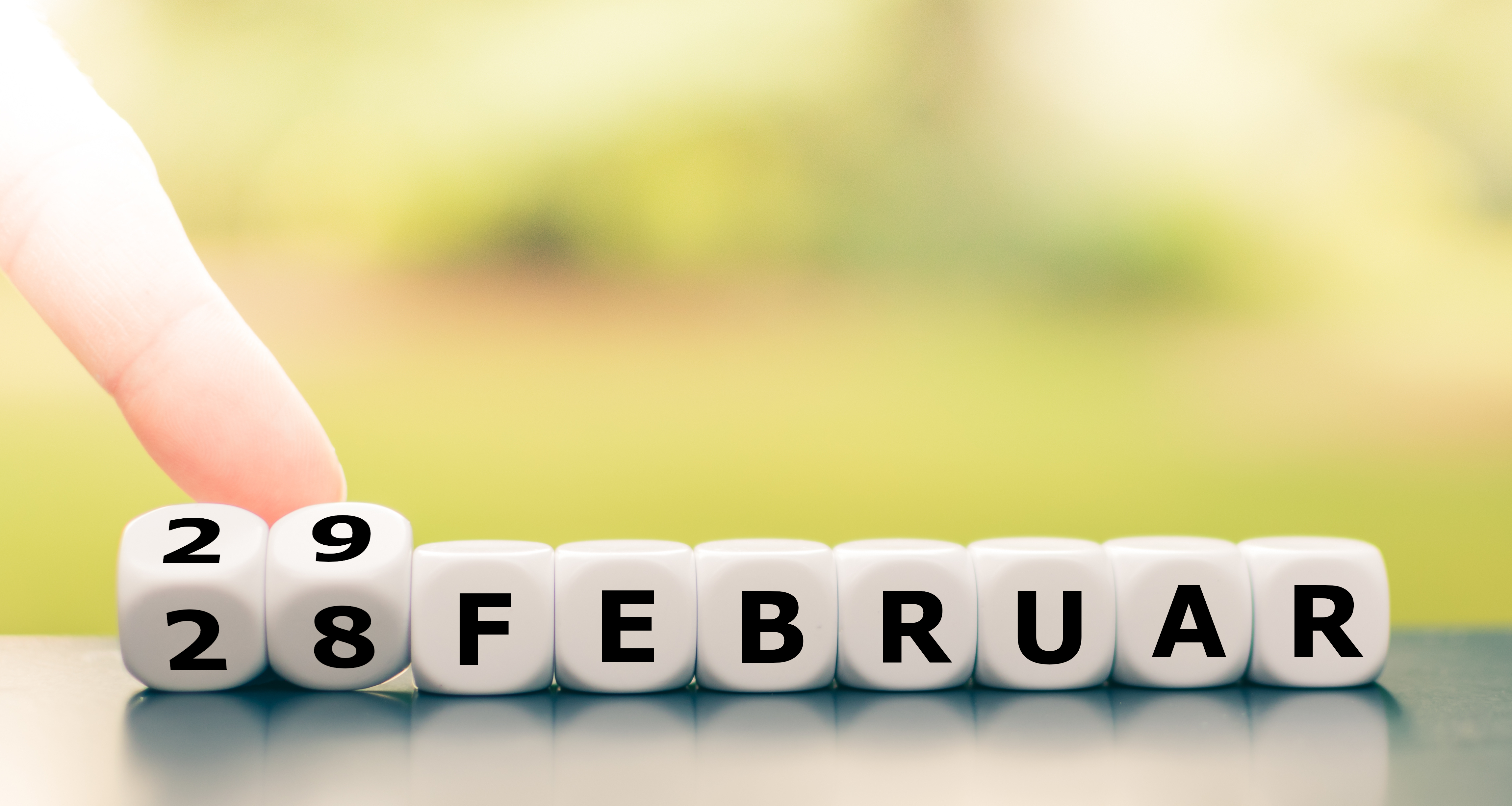 Hand,Turns,Dice,And,Changes,The,Date,From,"february,28"