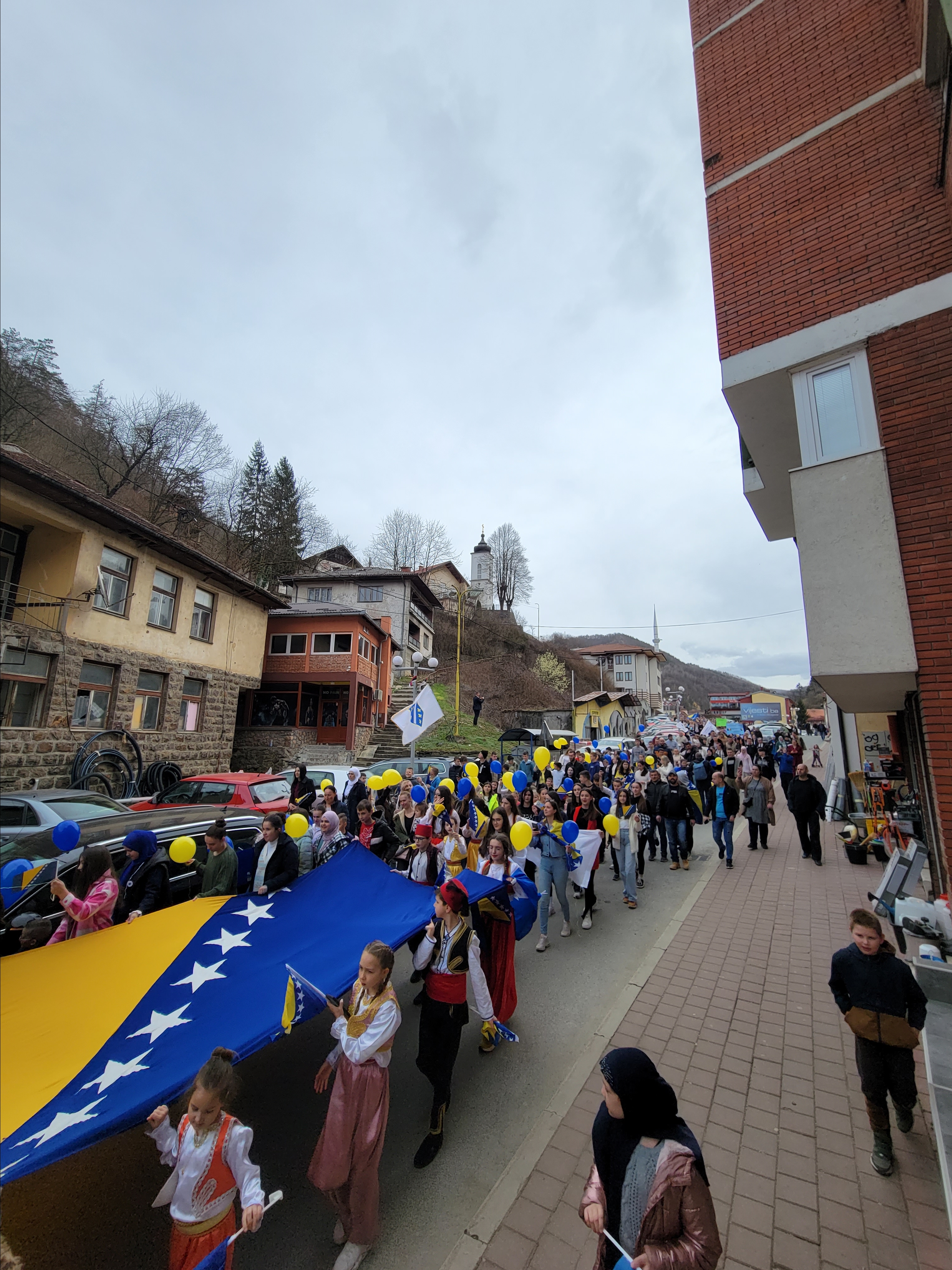 Dan nezavisnosti BiH defileom djece i građana obilježen u Srebrenici