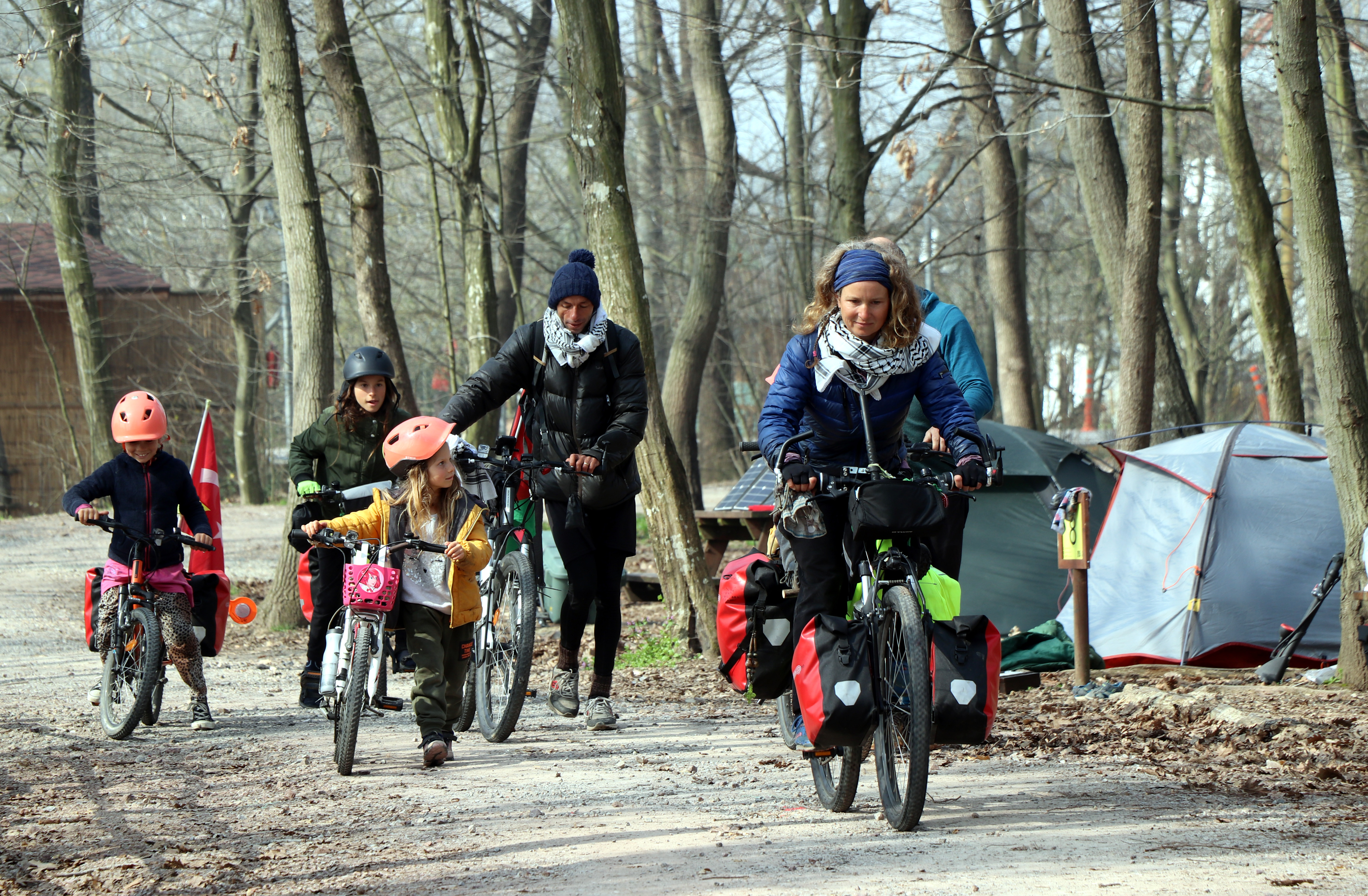 Bračni par i četvoro djece iz Francuske putuju biciklima kako bi skrenuli pažnju na tragediju u Palestini