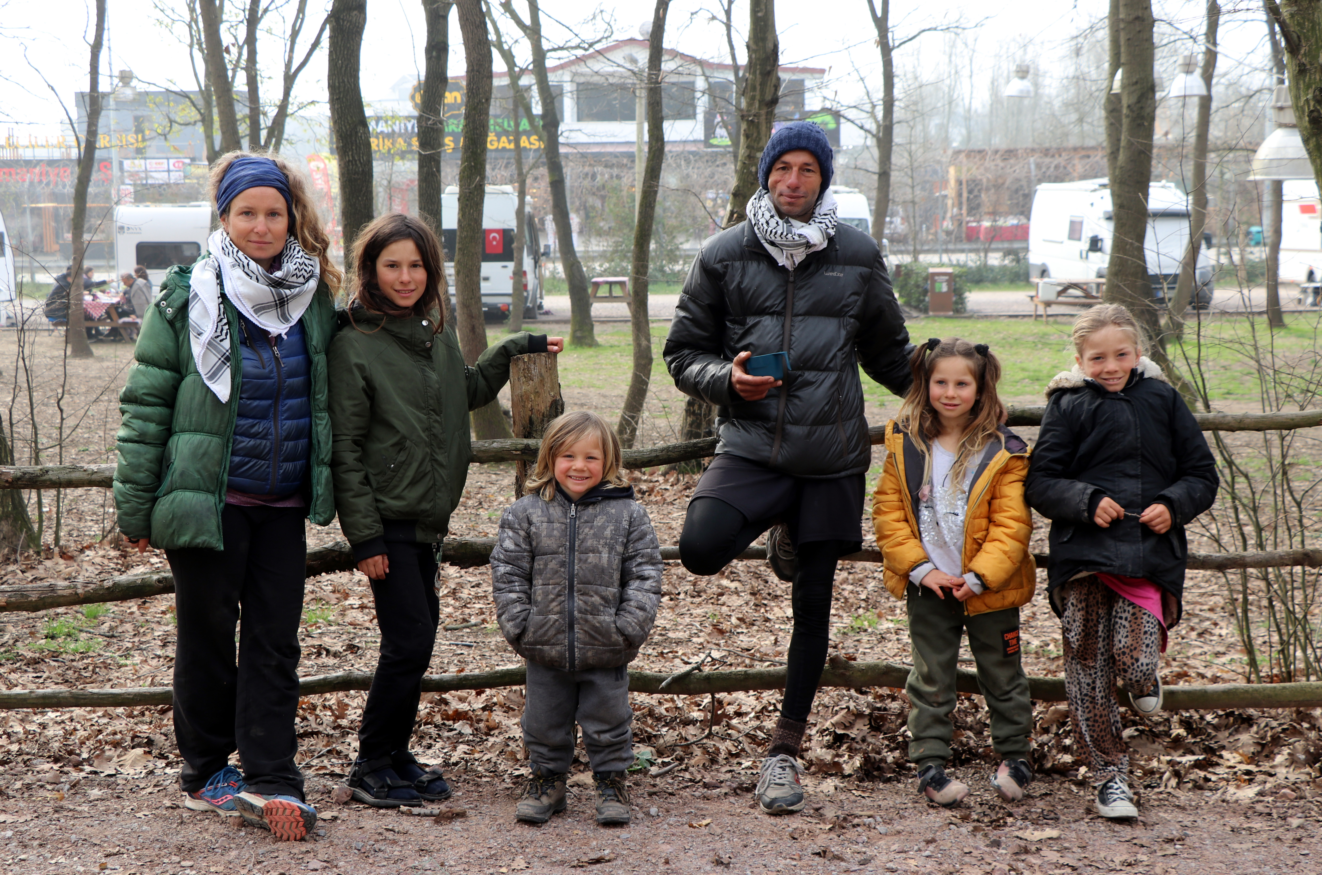 Bračni par i četvoro djece iz Francuske putuju biciklima kako bi skrenuli pažnju na tragediju u Palestini