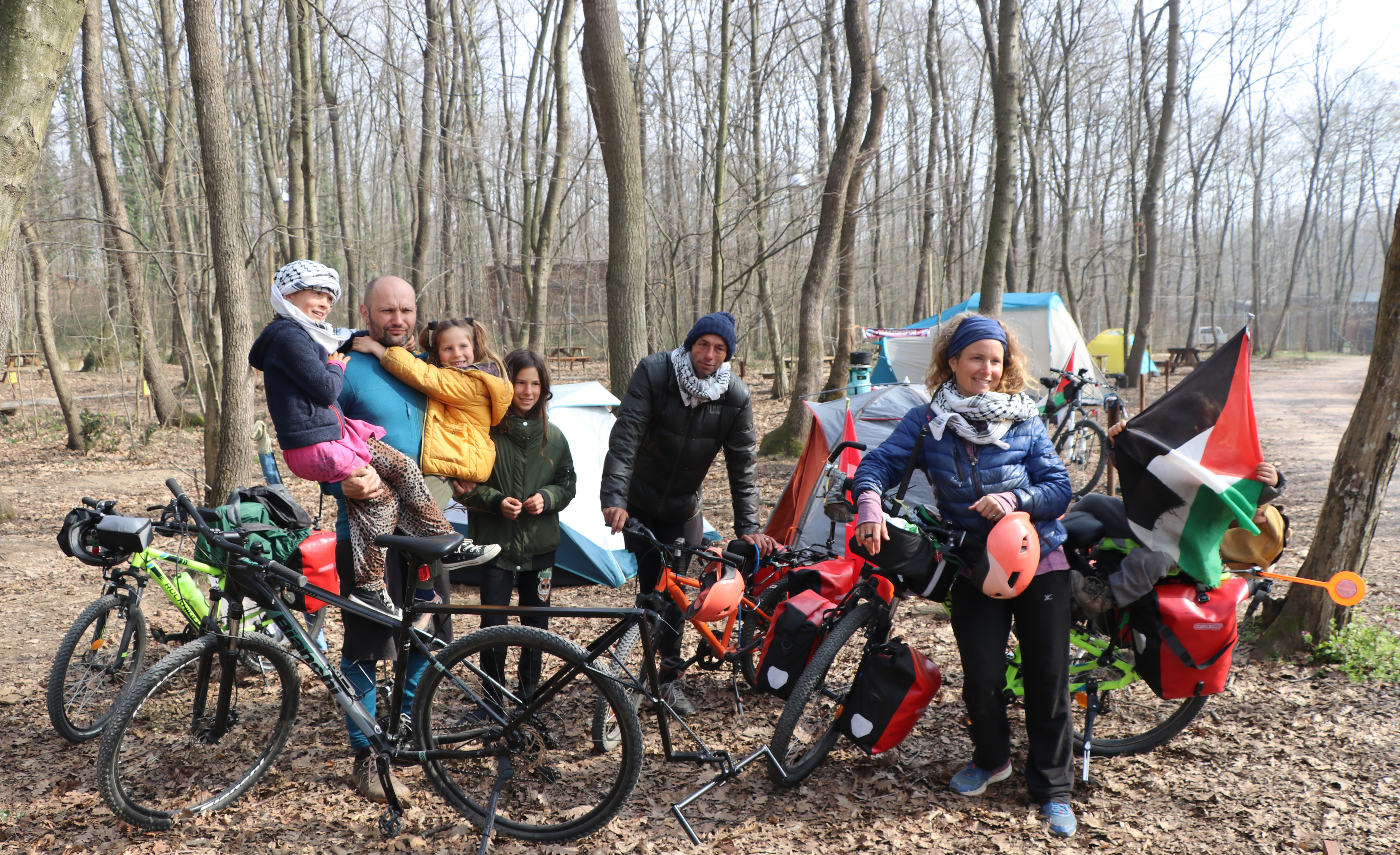 Bračni par i četvoro djece iz Francuske putuju biciklima kako bi skrenuli pažnju na tragediju u Palestini
