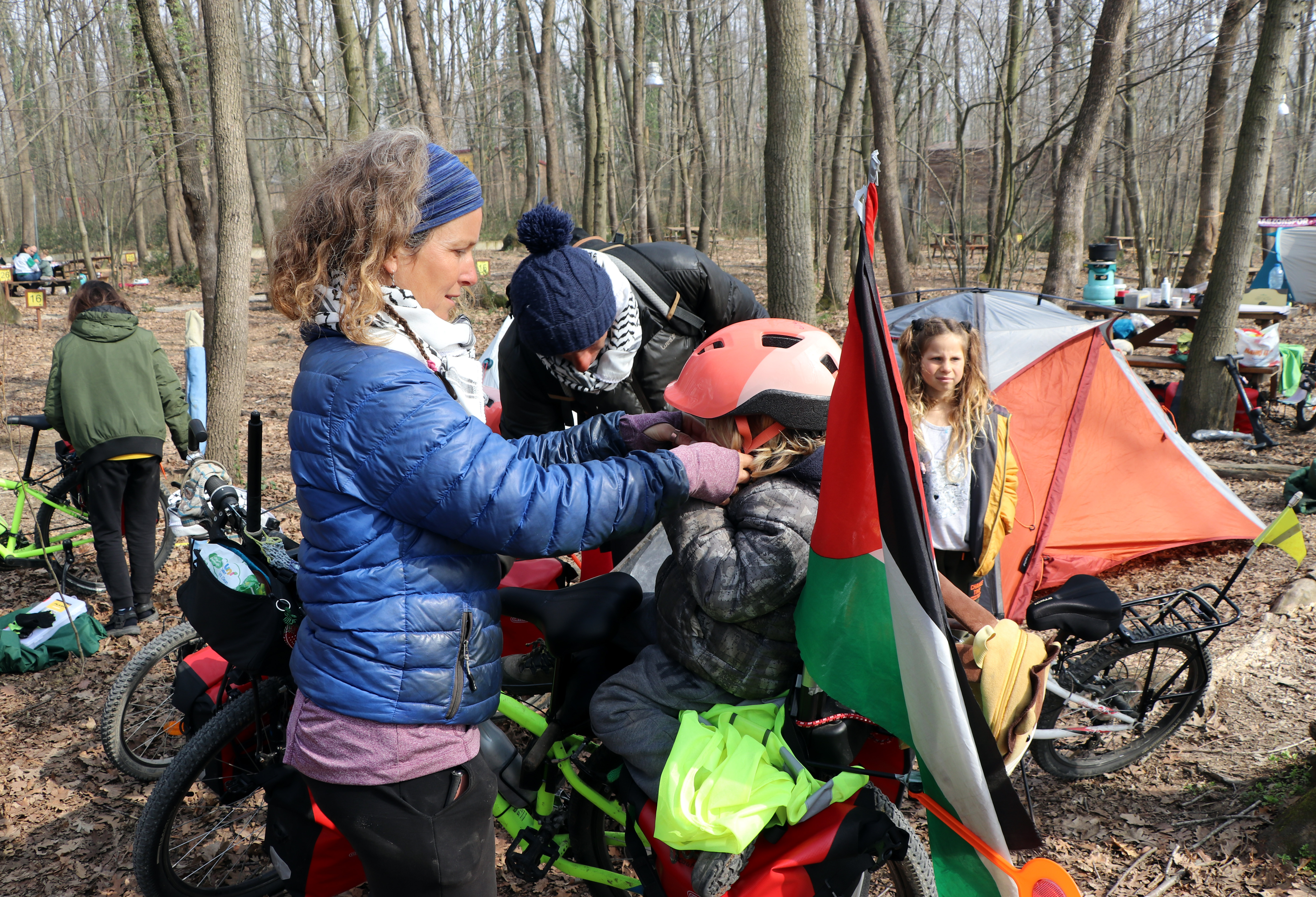 Bračni par i četvoro djece iz Francuske putuju biciklima kako bi skrenuli pažnju na tragediju u Palestini