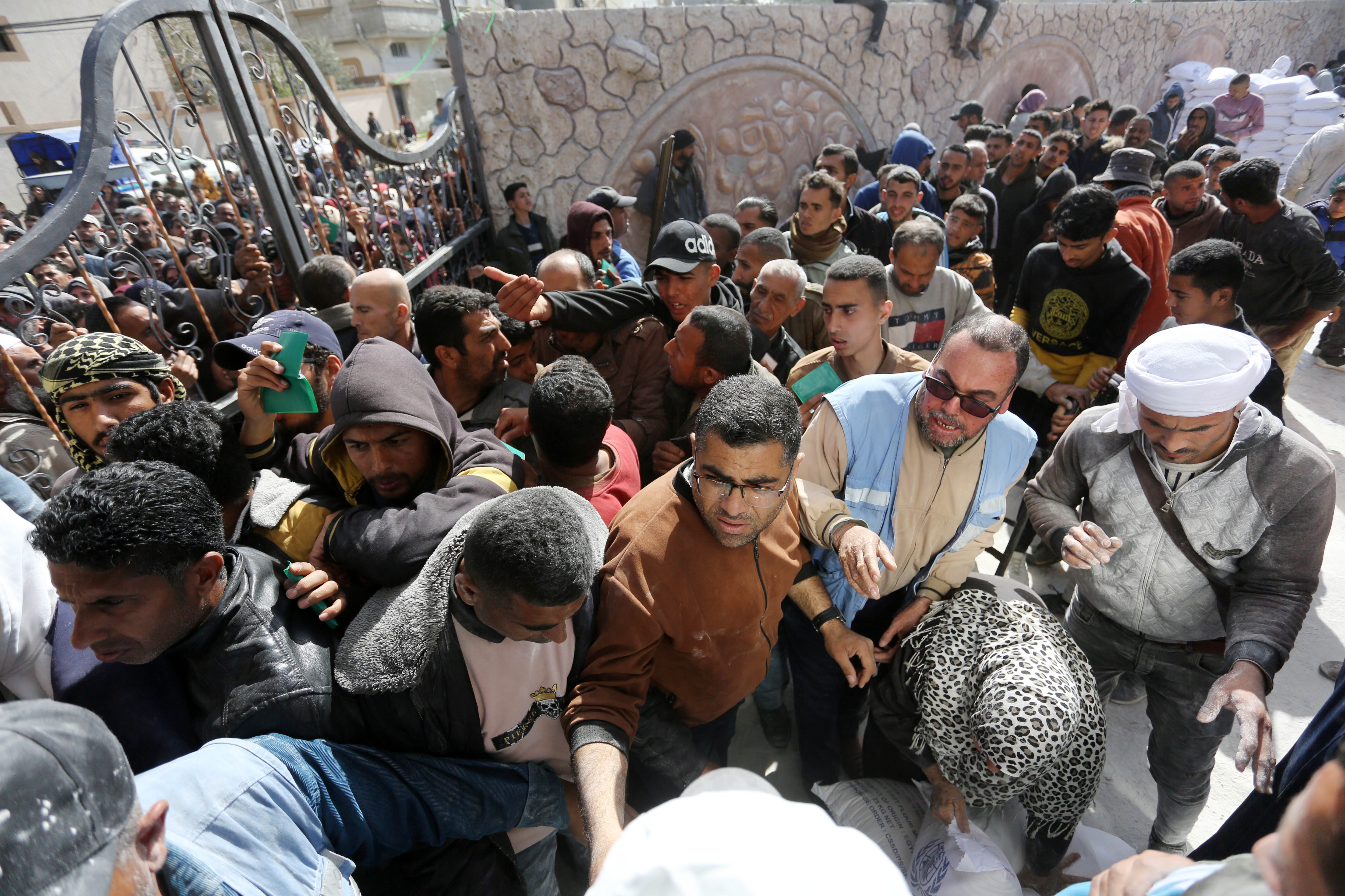 Rat u Gazi: Palestinci čekaju u redovima za vreću brašna