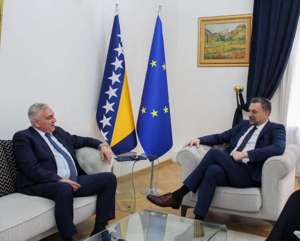 l_6201819ad00deb5d5cf84cc6a80c7cab