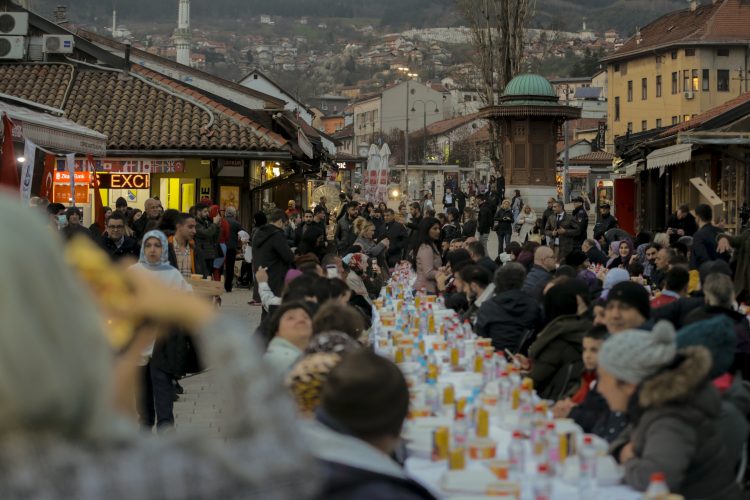 1649444093-AA-20220408-27510221-27510217-JACANJE_BRATSKIH_ODNOSA_BIH_I_TURKIYE_U_SARAJEVU_ORGANIZIRAN_IFTAR_NA_OTVORENOM-750x500