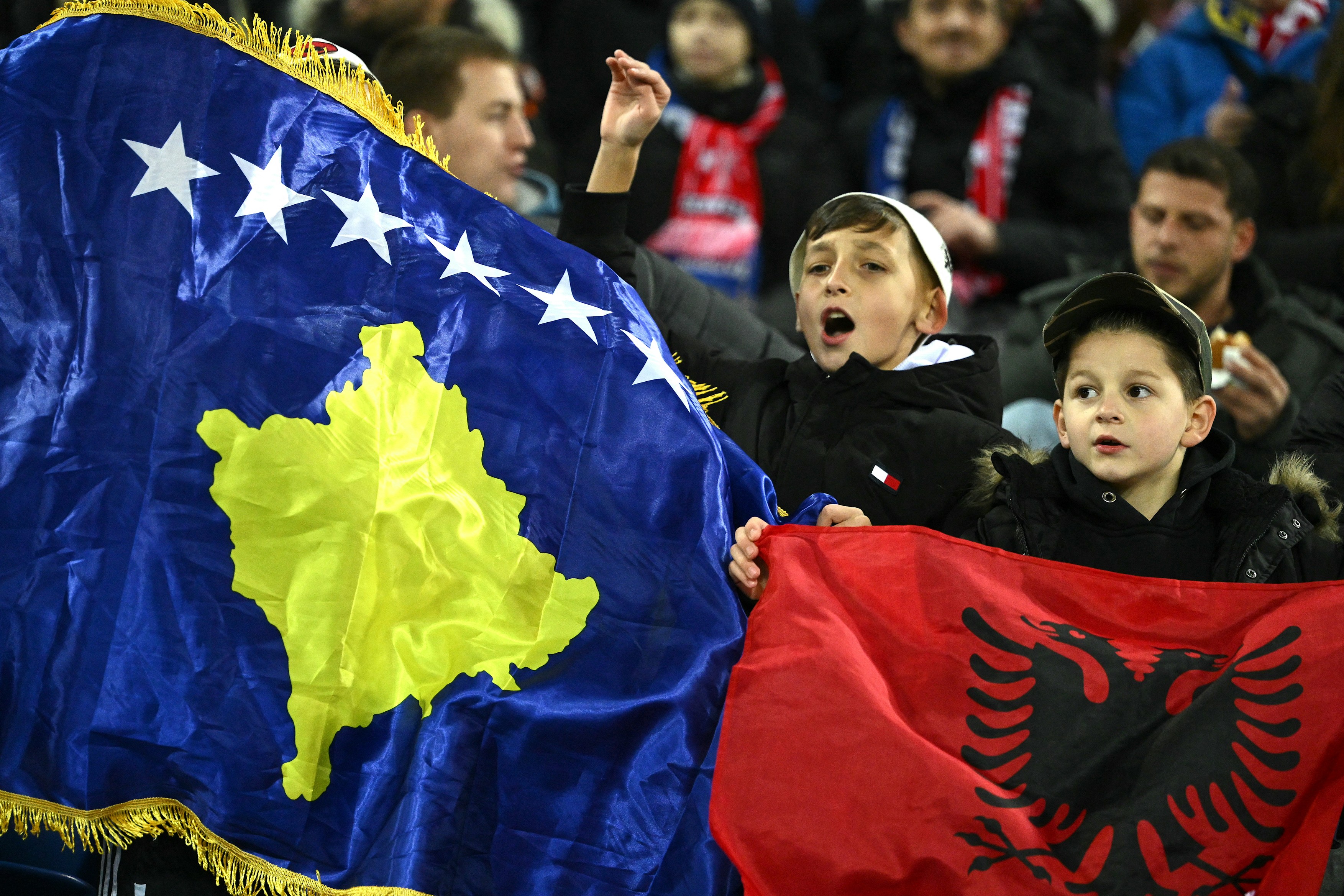 navijači kosovo albanija zastava