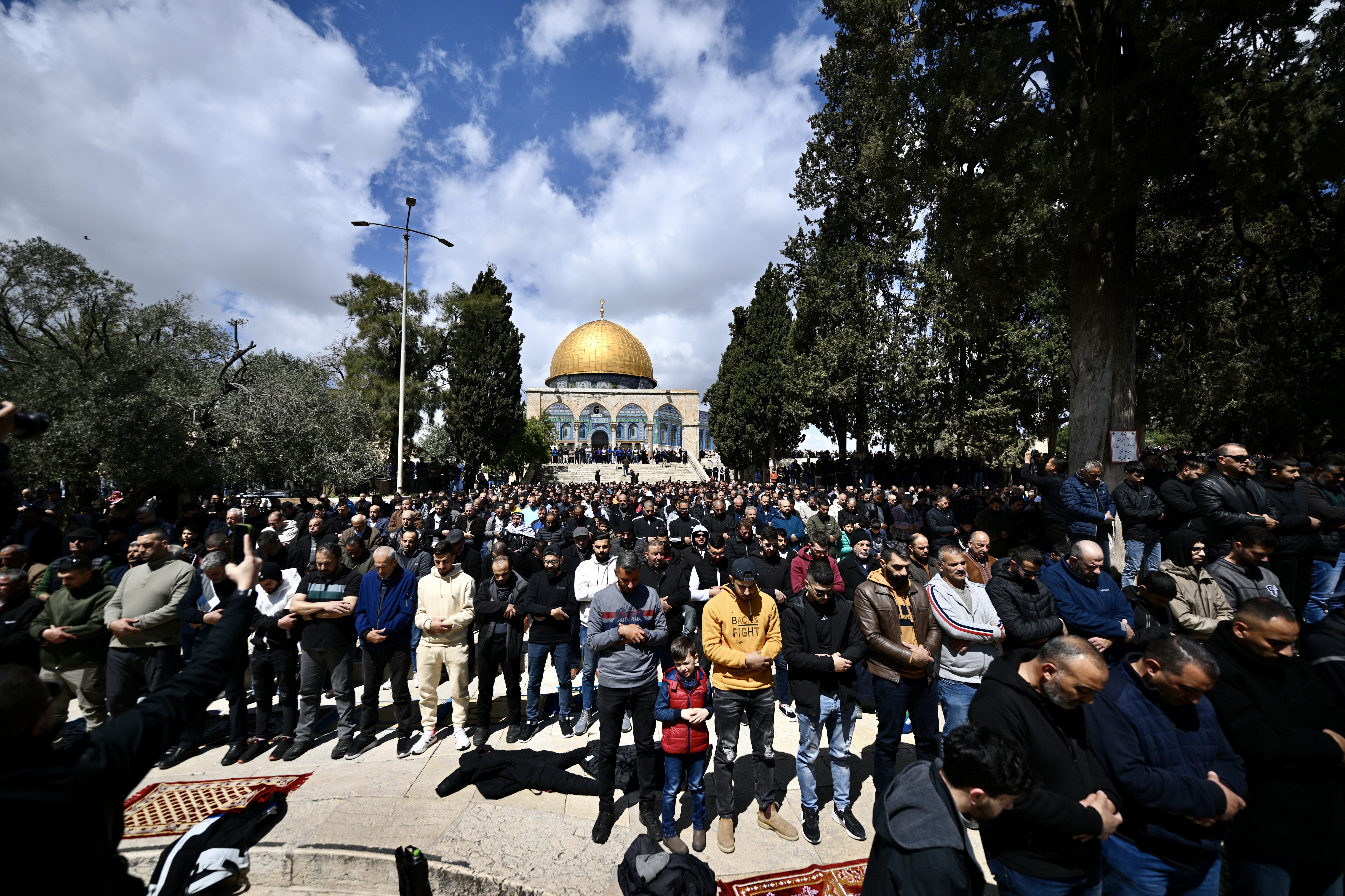 Uprkos izraelskim ograničenjima: U Al-Aksi 120.000 Palestinaca klanjalo džumu-namaz
