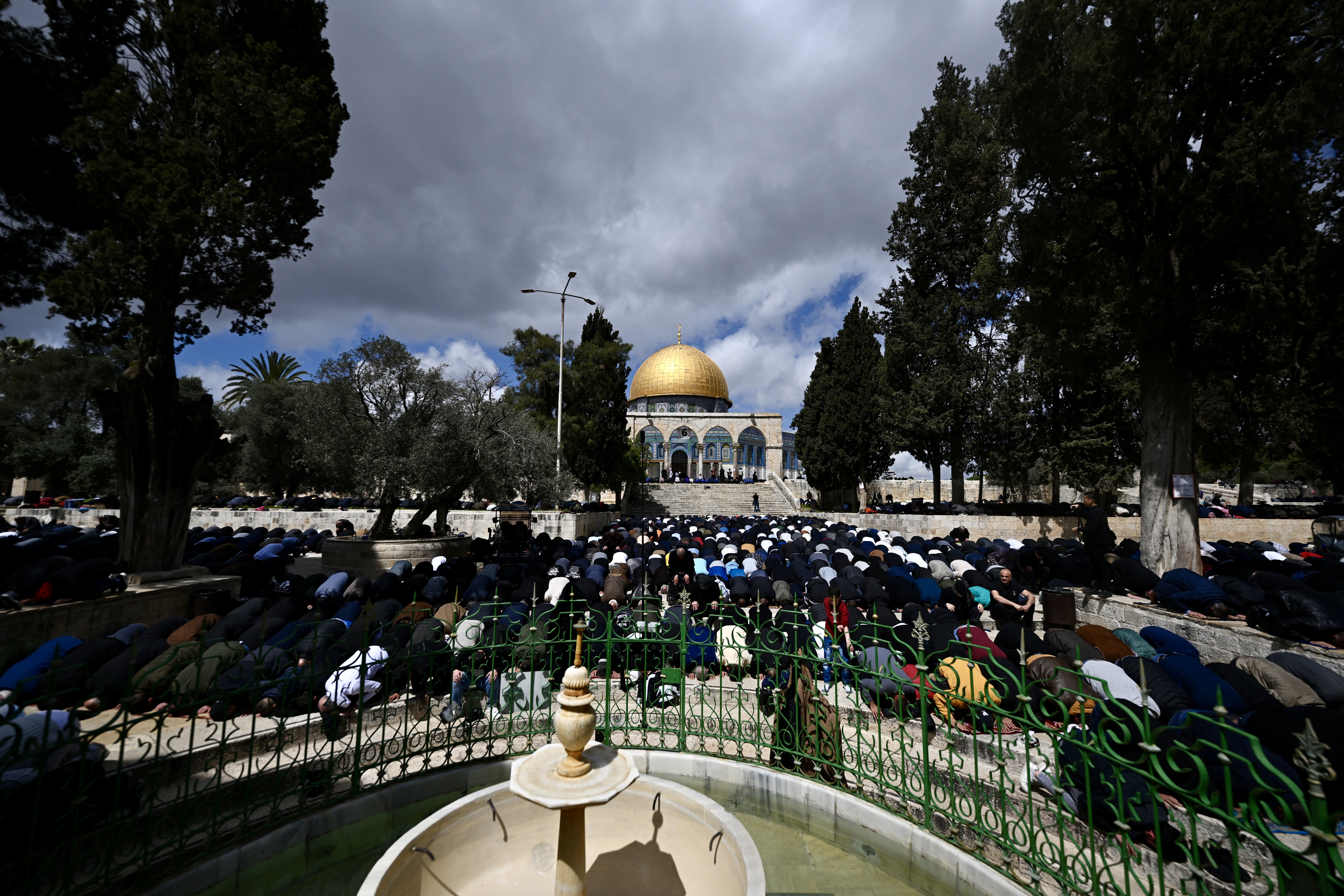 Uprkos izraelskim ograničenjima: U Al-Aksi 120.000 Palestinaca klanjalo džumu-namaz