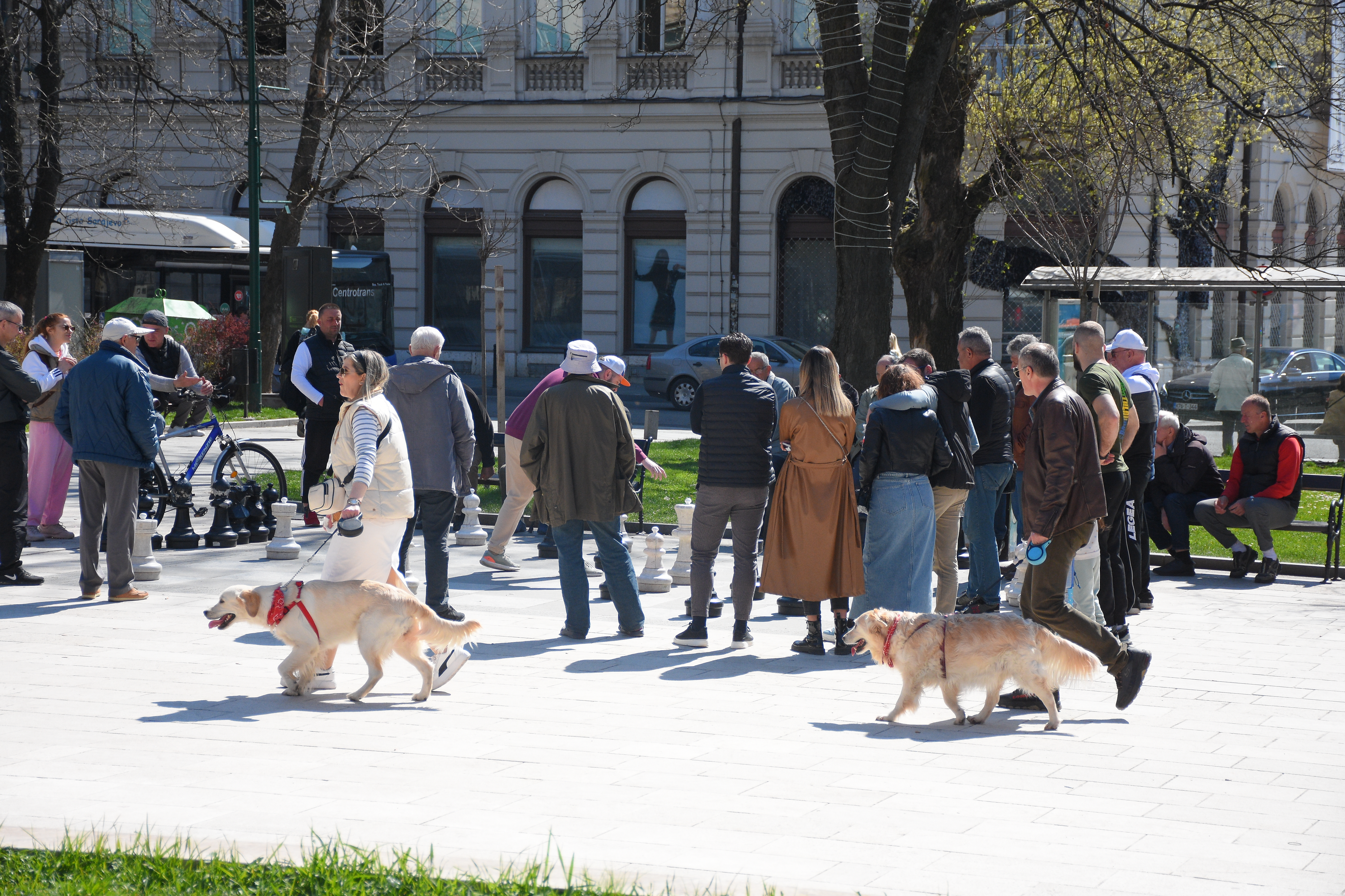 Građani Sarajeva i turisti uživaju u sunčanom proljetnom danu i visokim temperaturama