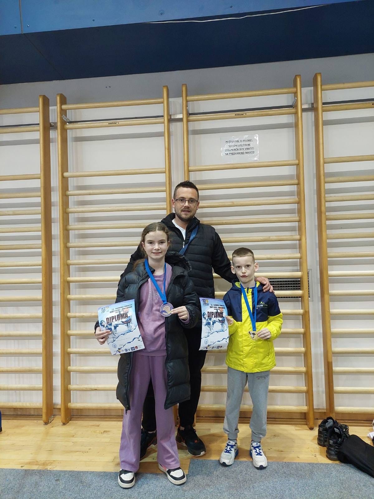 Mladi takmičari iz Srebrenice sa trenerom Ilićem