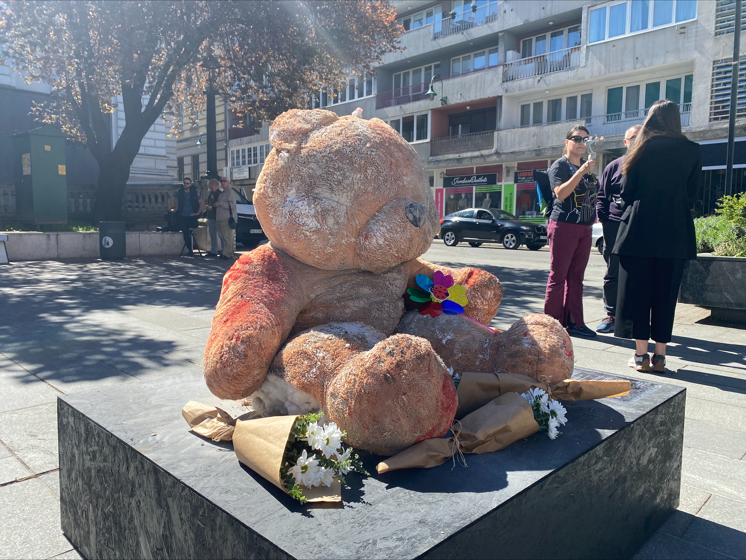 peroformans Svaki sat 9 nevinih