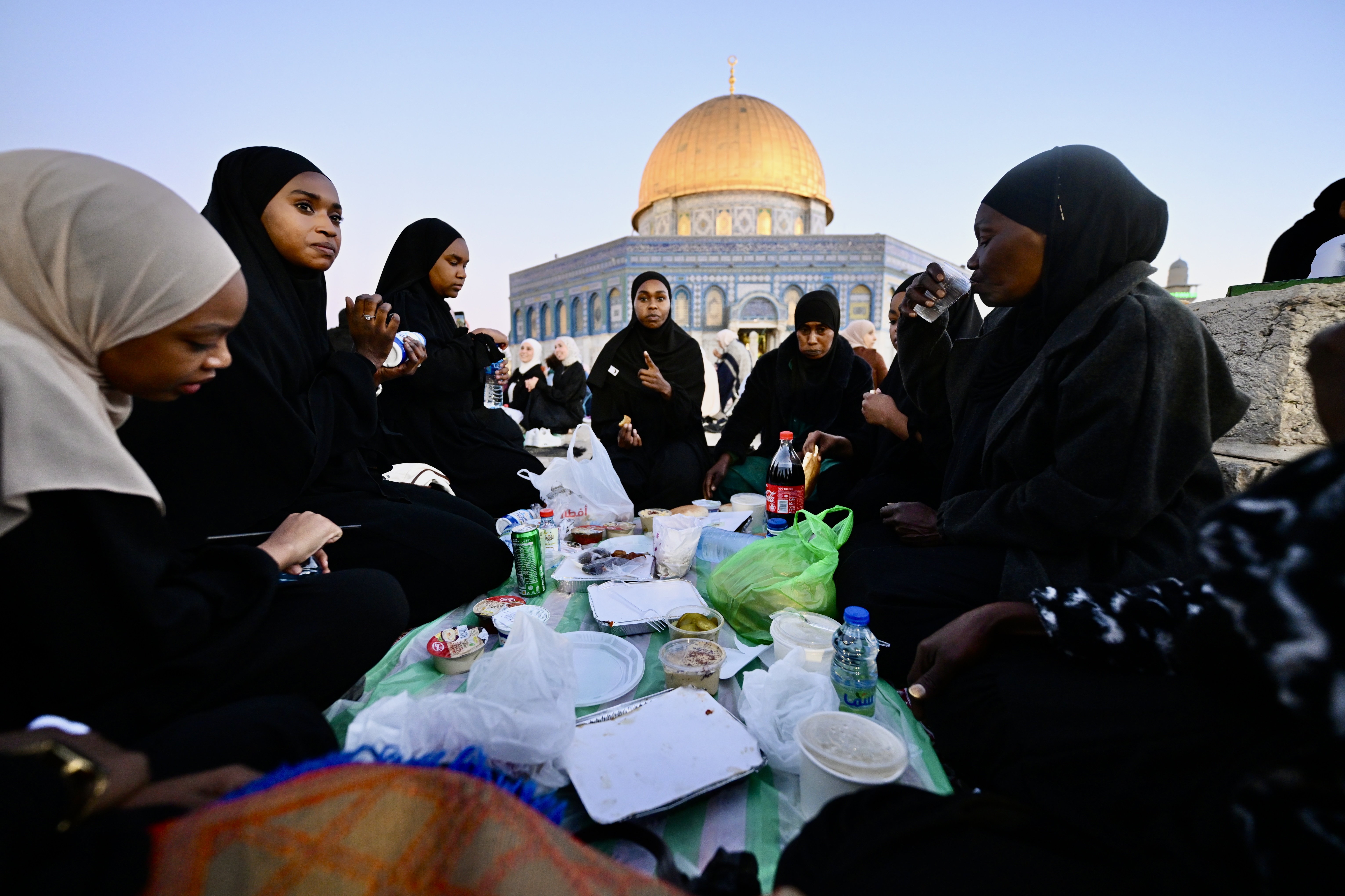 Brojni vjernici iftarili se u dvorištu džamije Al-Aksa