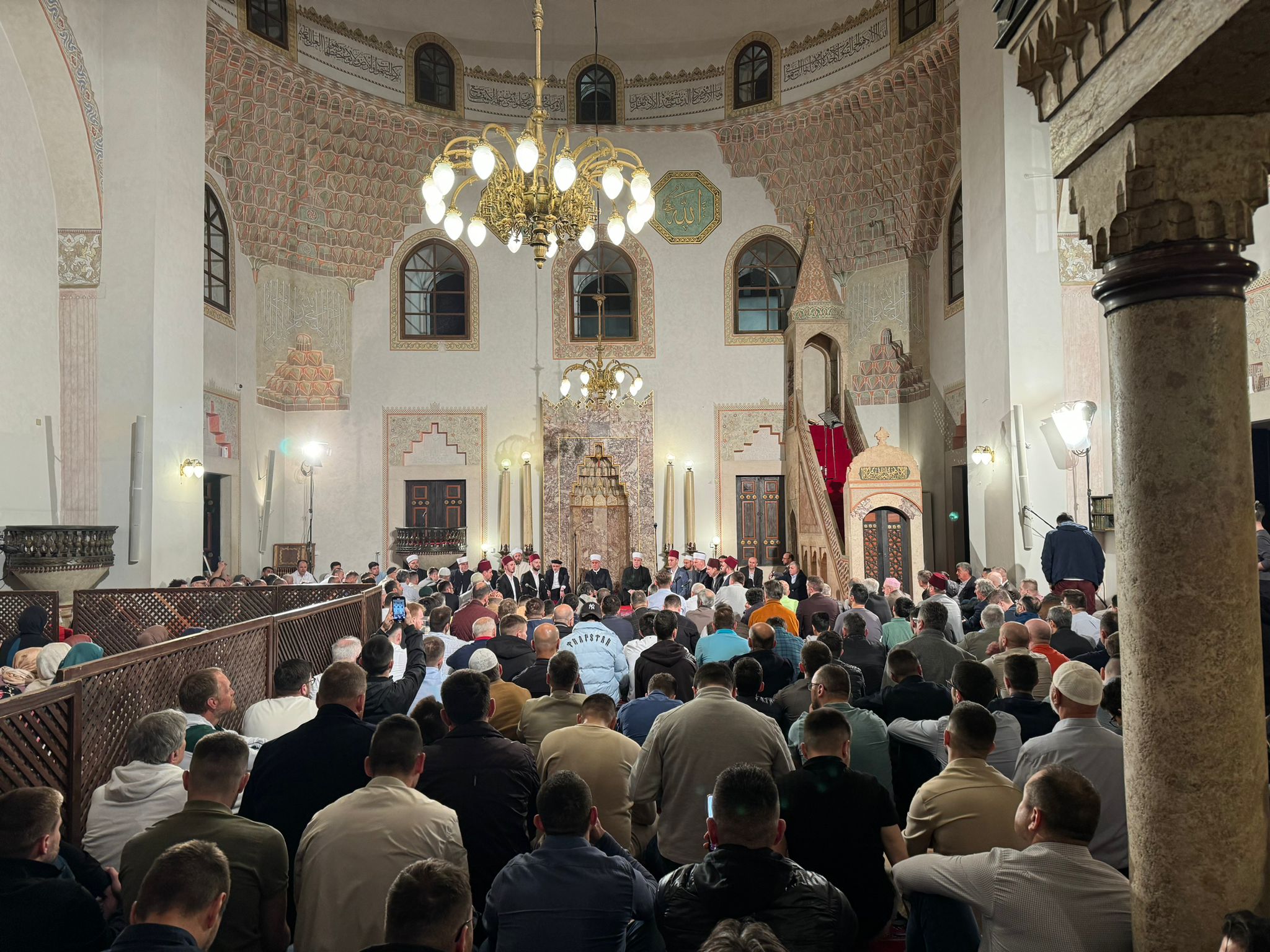 Noć Lejlut-l-kadra obilježena i u Sarajevu: Centralna manifestacija u Gazi Husrev-begovoj džamiji