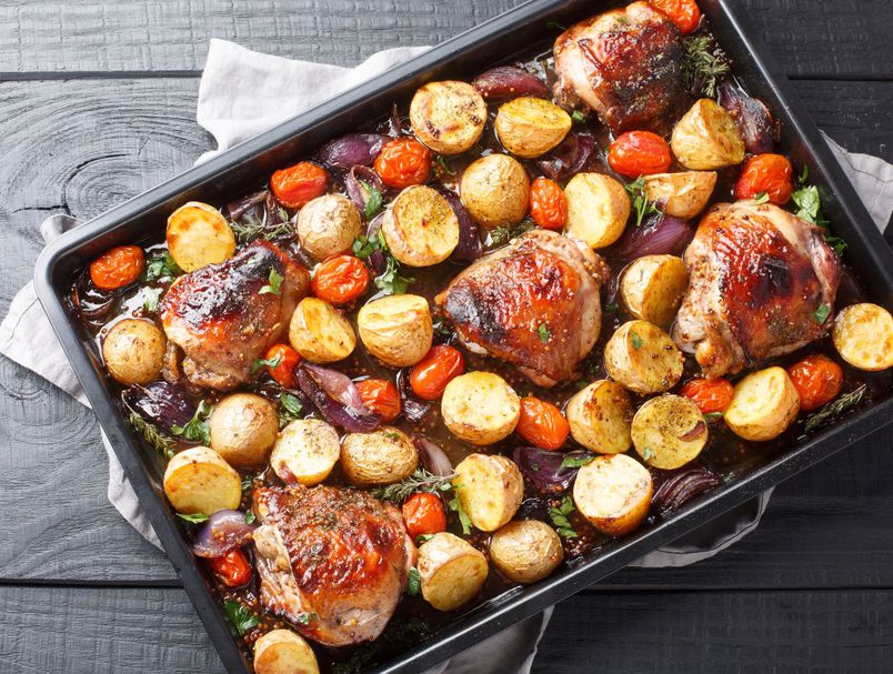 62791329-mladi-krumpir-i-pecena-piletina-u-indijskoj-marinadi-s-jogurtom