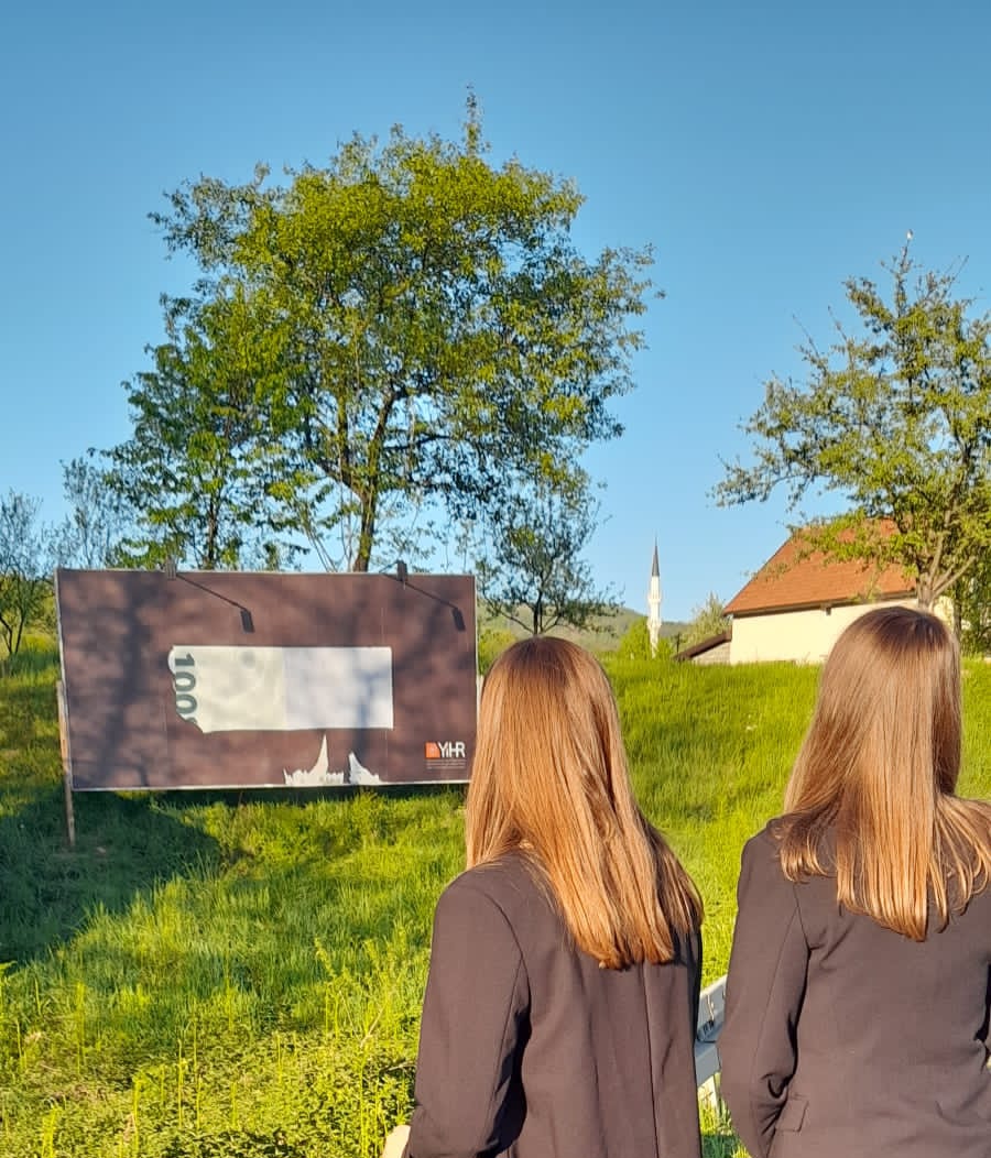 Plakat nakon preljepljivanja i tim YIHR HR