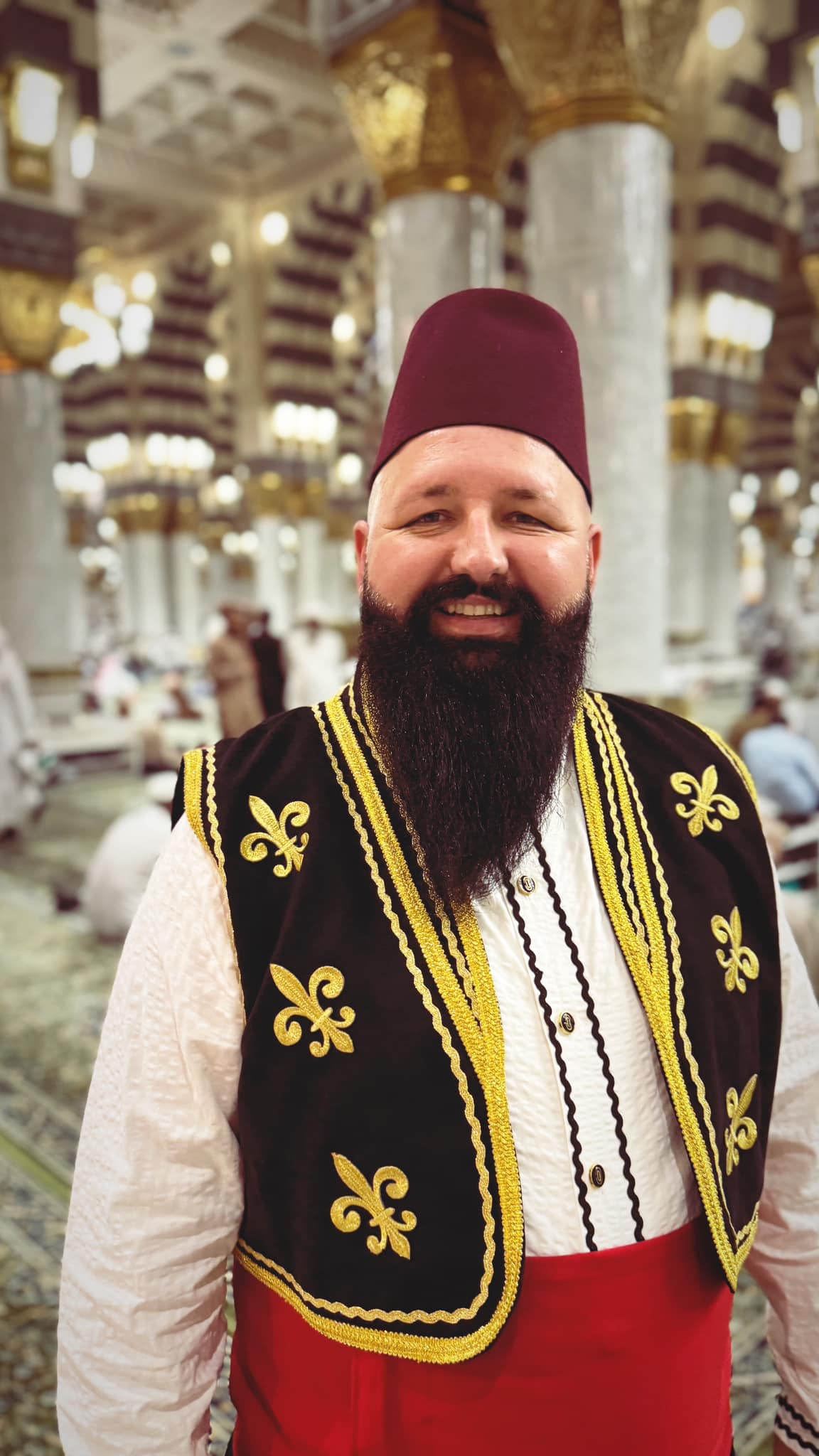 Imam iz BiH izazvao oduševljenje u Medini: U bosanskoj narodnoj nošnji došao u Poslanikovu džamiju