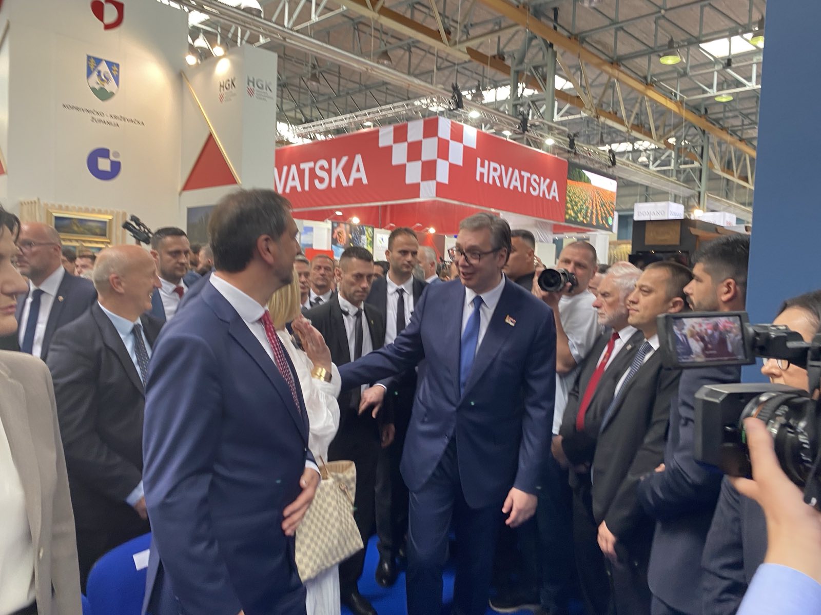 IMG-27ccb14e1e2b25988fe303f0354c924f-V