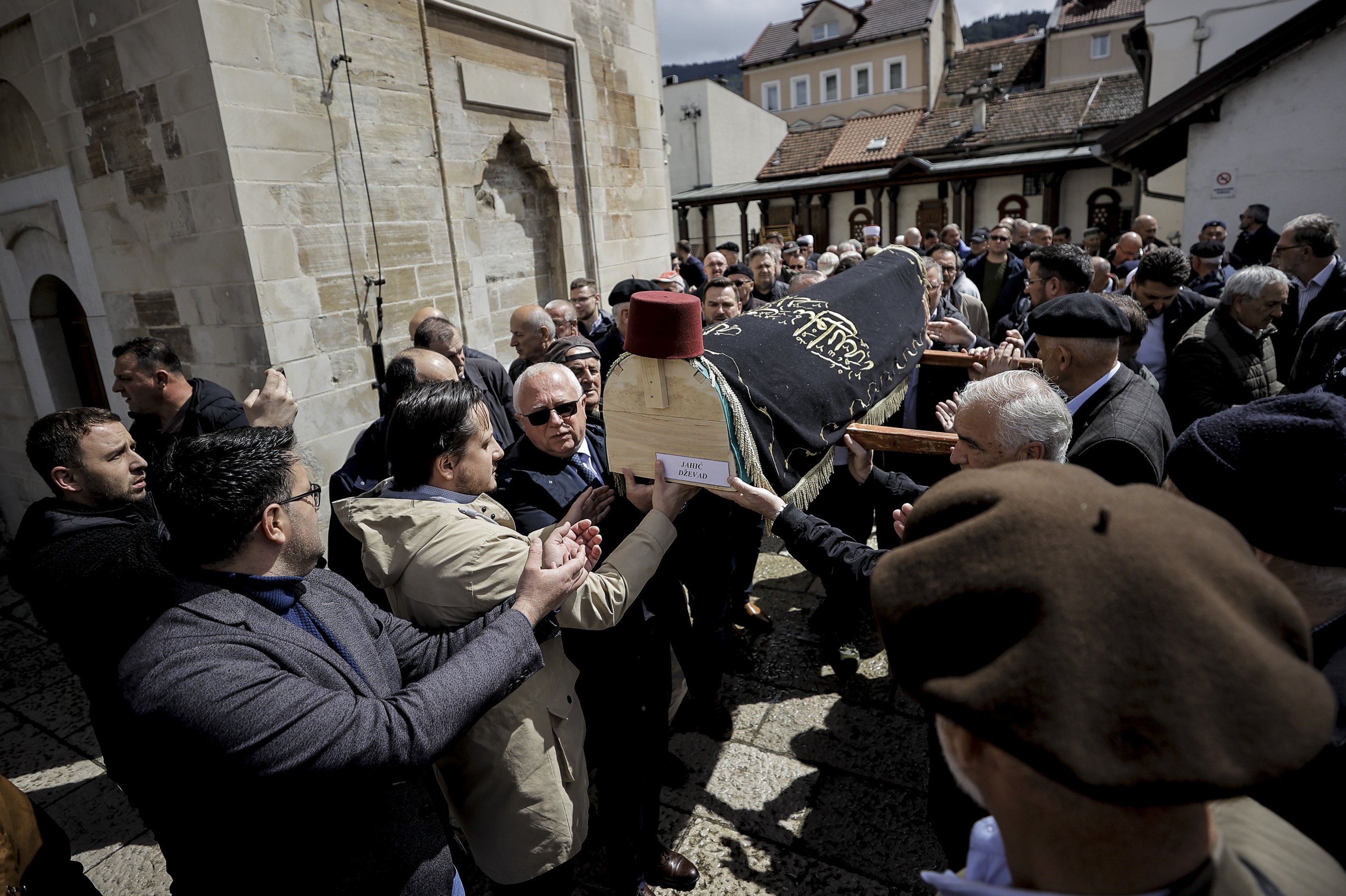 Sarajevo: U haremu Begove džamije klanjana dženaza akademiku Dževadu Jahiću