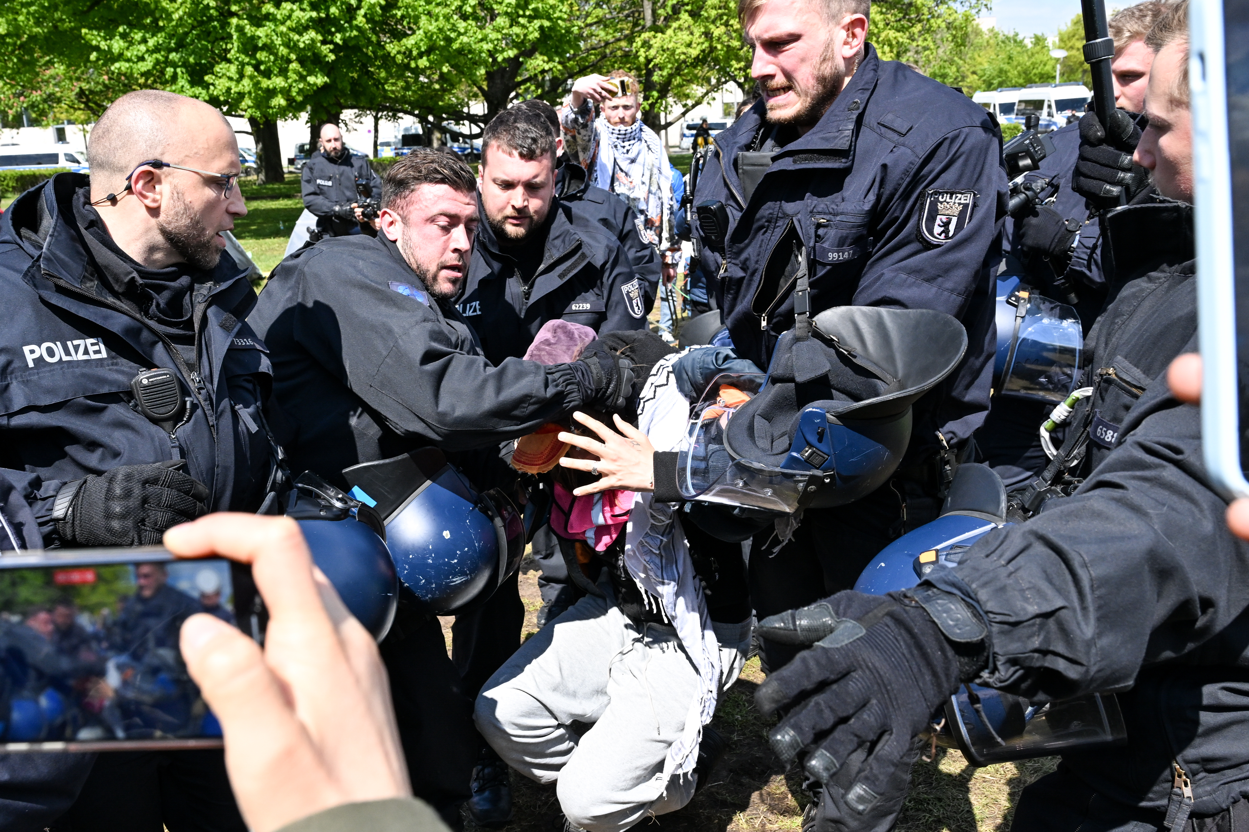 Berlin: Policija nasilno uklonila kamp propalestinskih demonstranata kod zgrade parlamenta