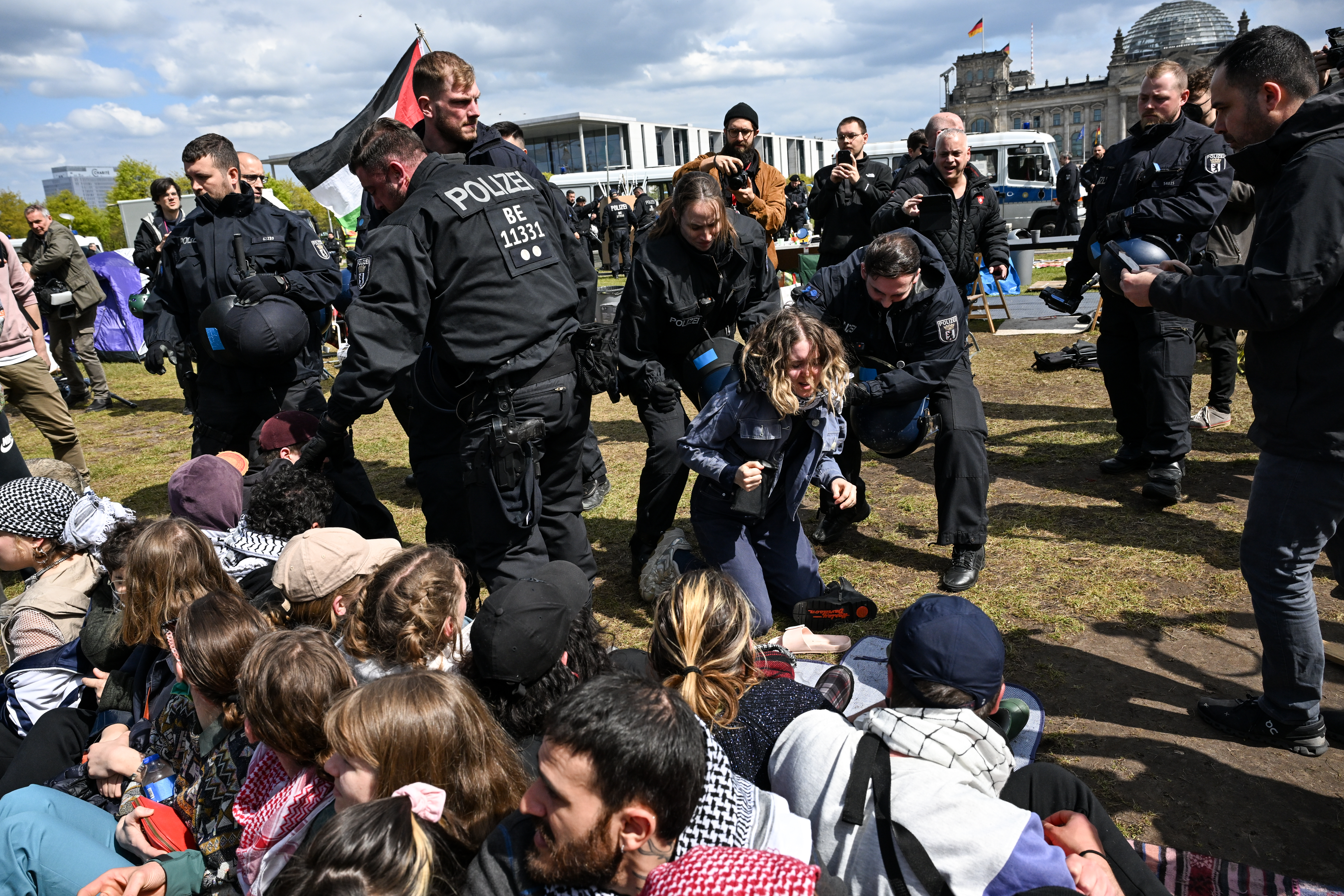 Berlin: Policija nasilno uklonila kamp propalestinskih demonstranata kod zgrade parlamenta