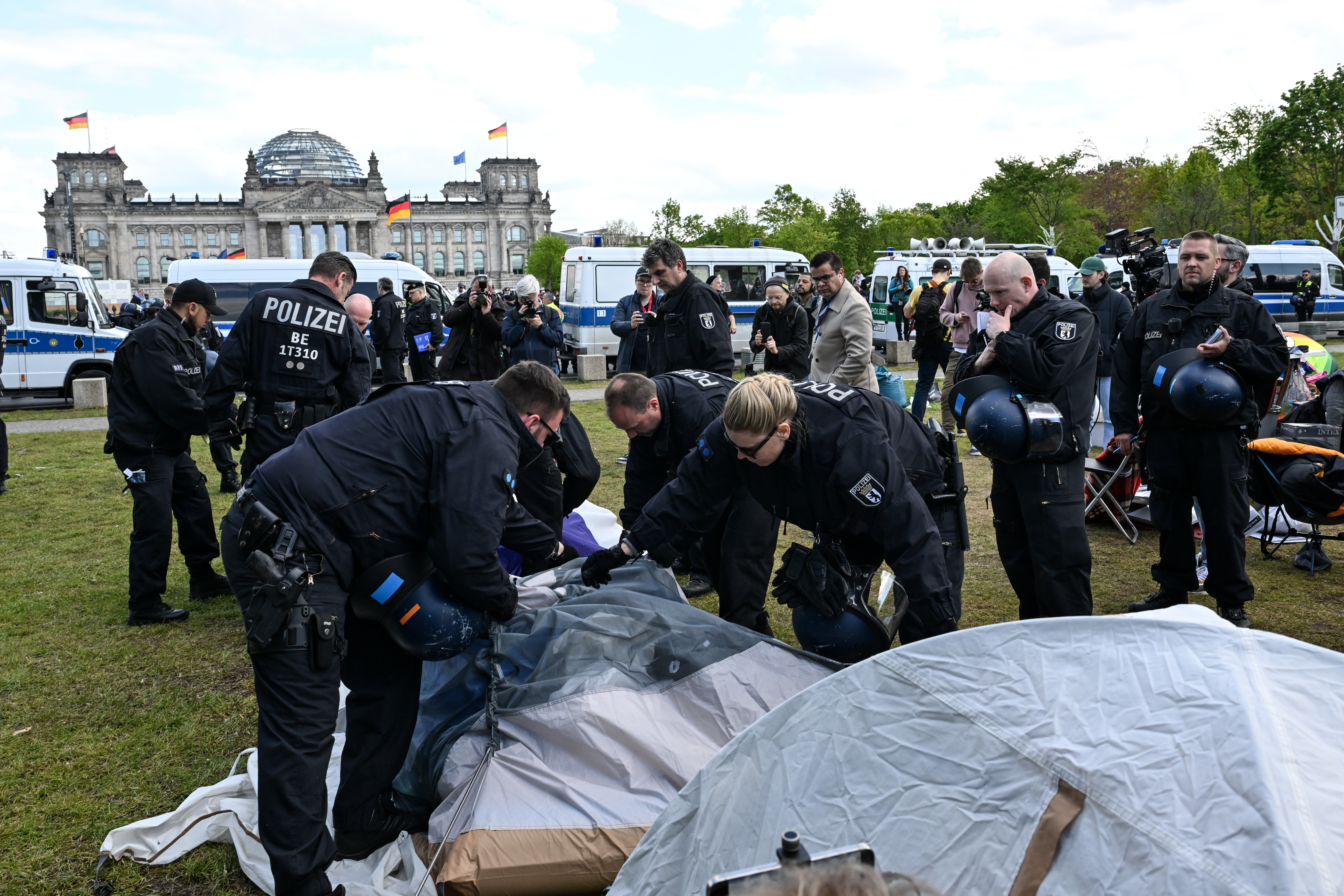 Berlin: Policija nasilno uklonila kamp propalestinskih demonstranata kod zgrade parlamenta
