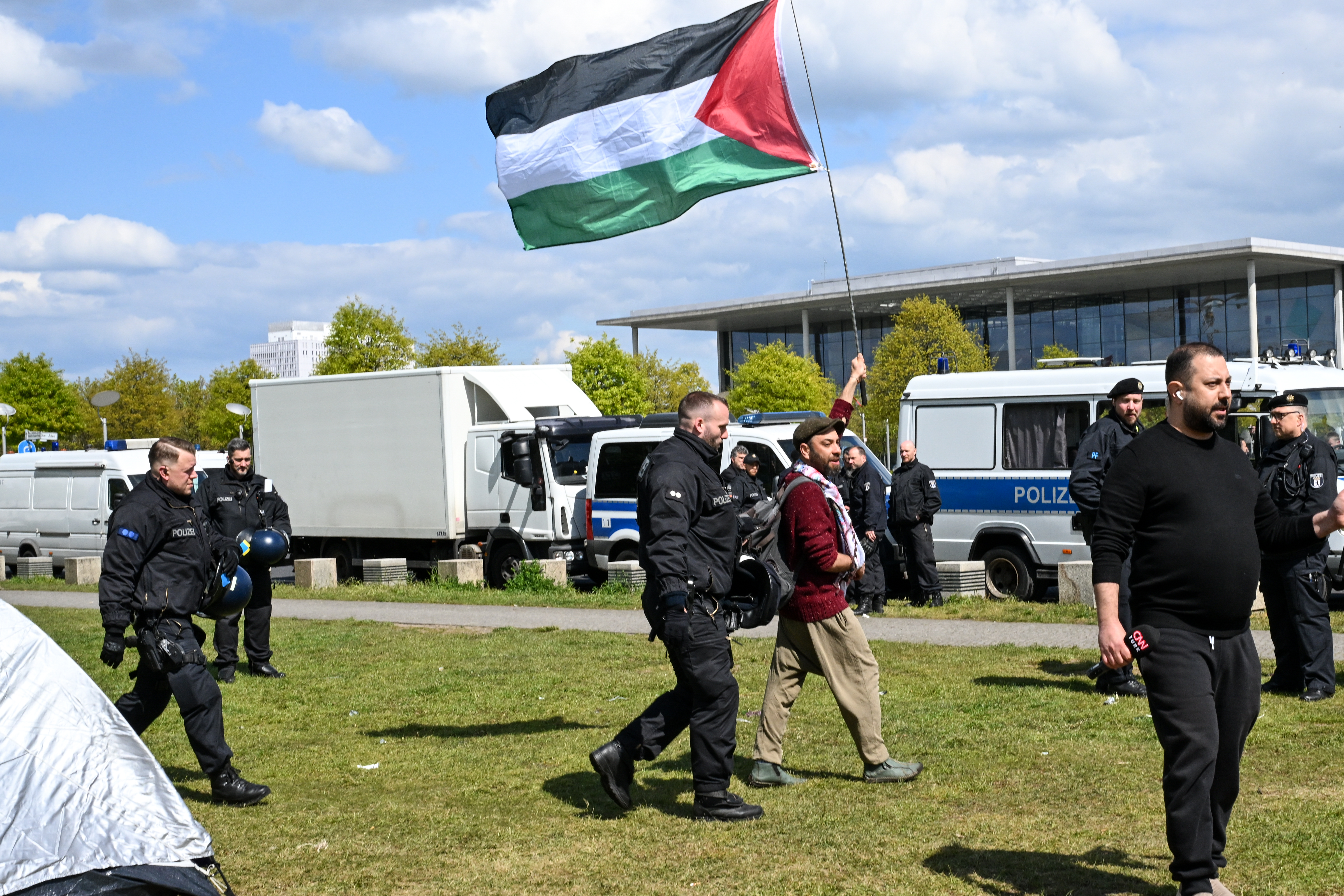 Berlin: Policija nasilno uklonila kamp propalestinskih demonstranata kod zgrade parlamenta