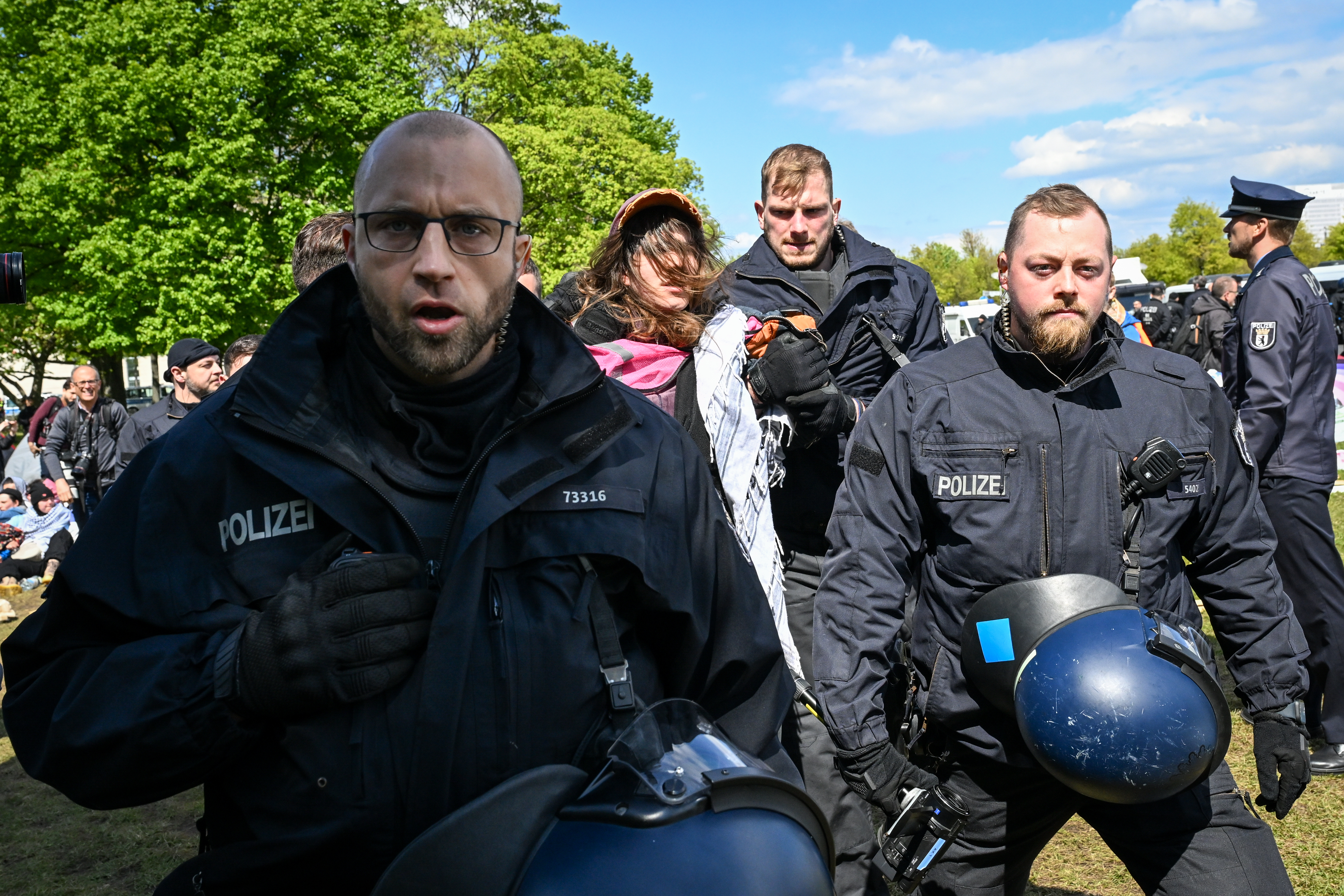 Berlin: Policija nasilno uklonila kamp propalestinskih demonstranata kod zgrade parlamenta