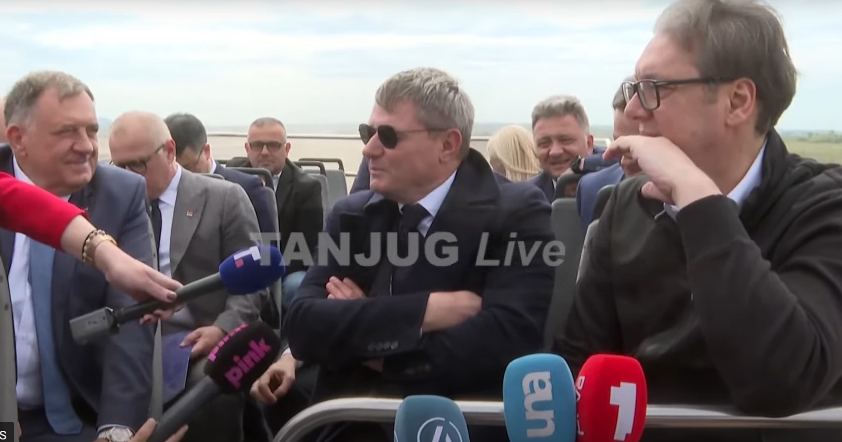 dodik vucic autobus blato