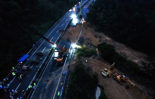 CHINA GUANGDONG EXPRESSWAY COLLAPSE AFTERMATH (CN)