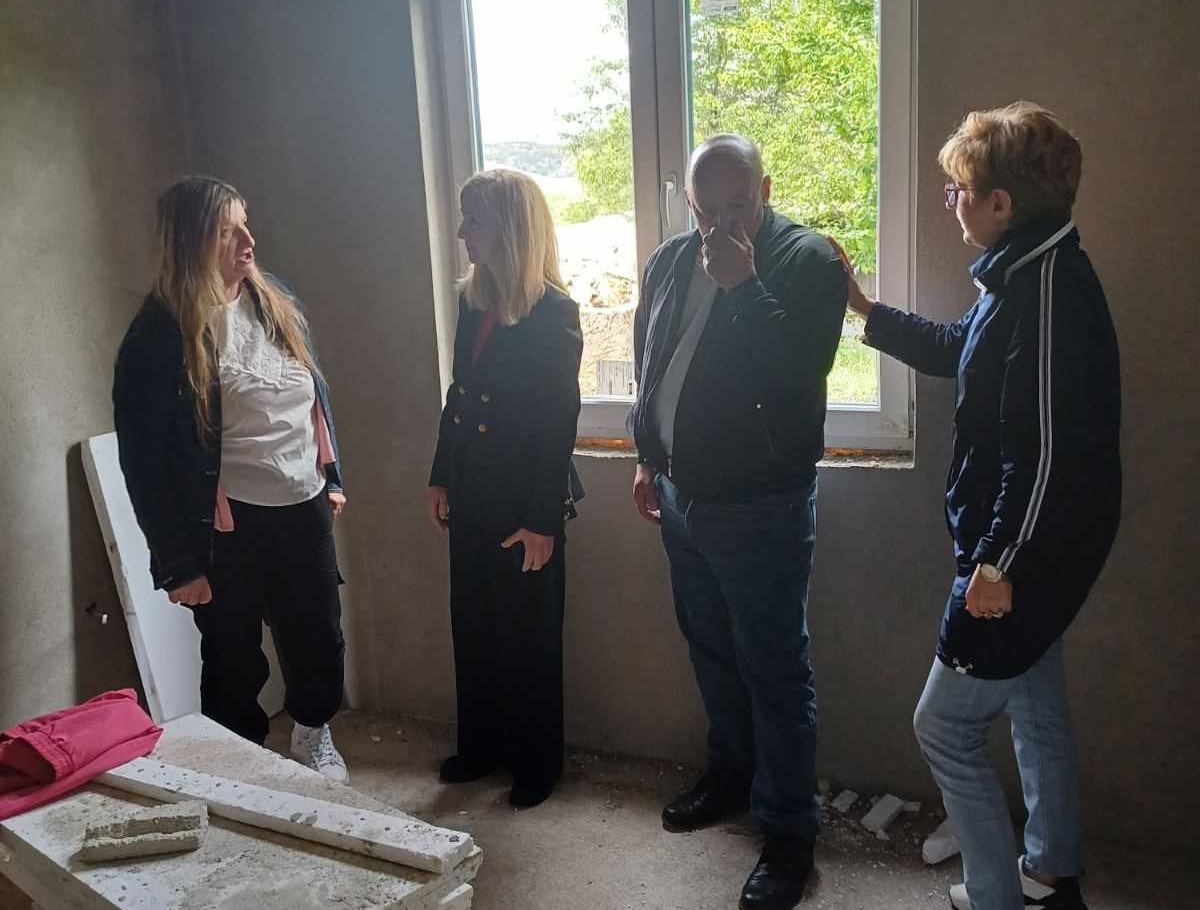 2a4072ea-9c3b-4b77-aa93-6b3bdd46acc7