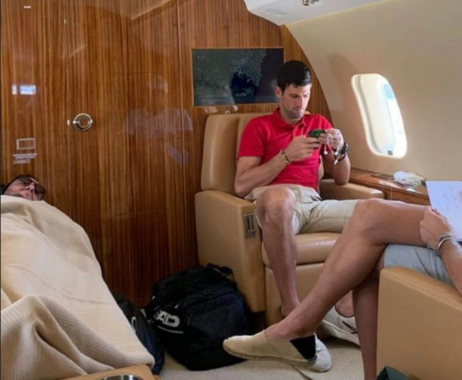 1677245241-Novak-DJokovic-avion.PNG-2