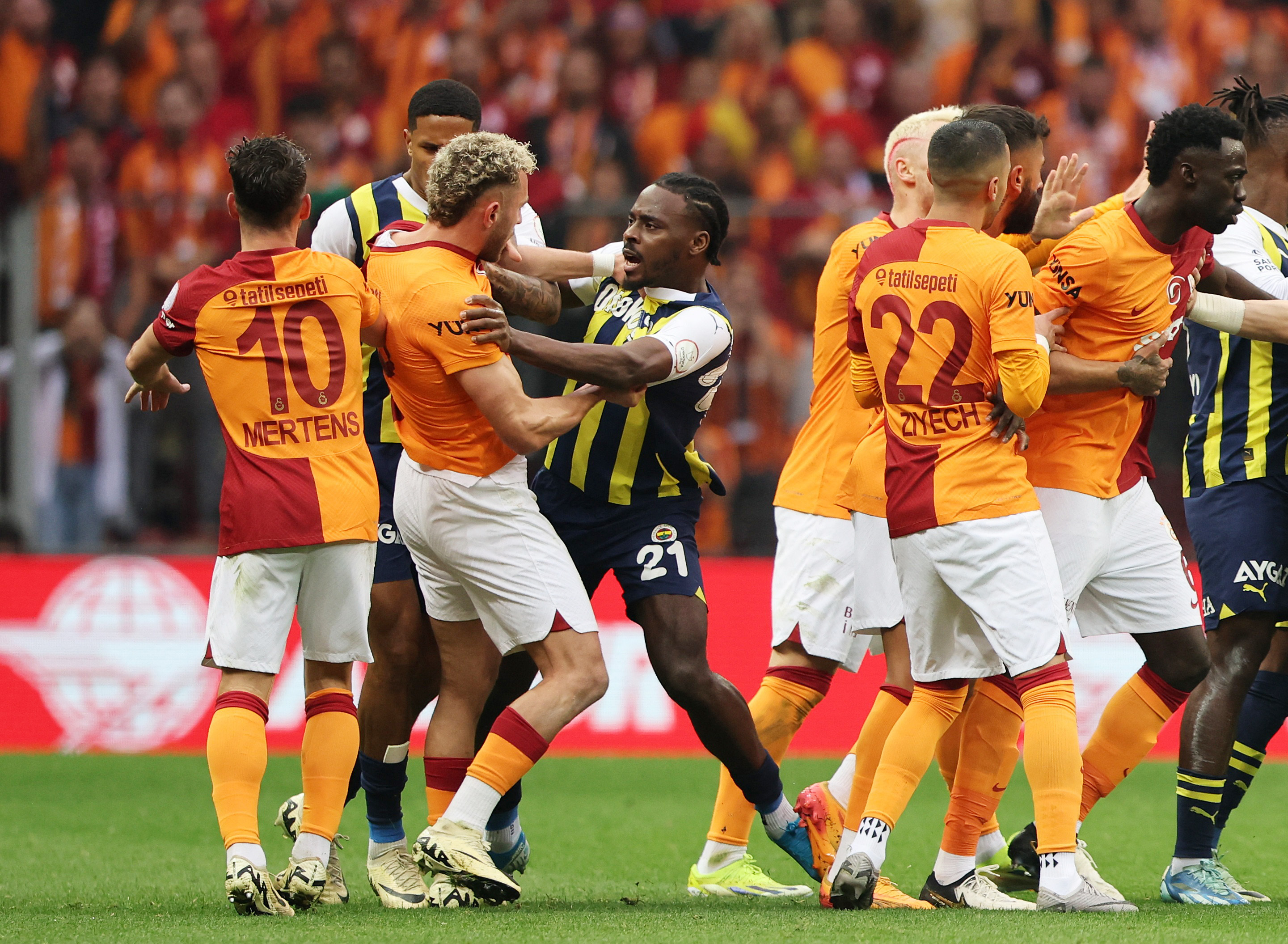 Super Lig - Galatasaray v Fenerbahce