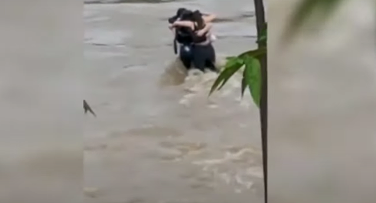 udine, troje mladih odnijela bujica
