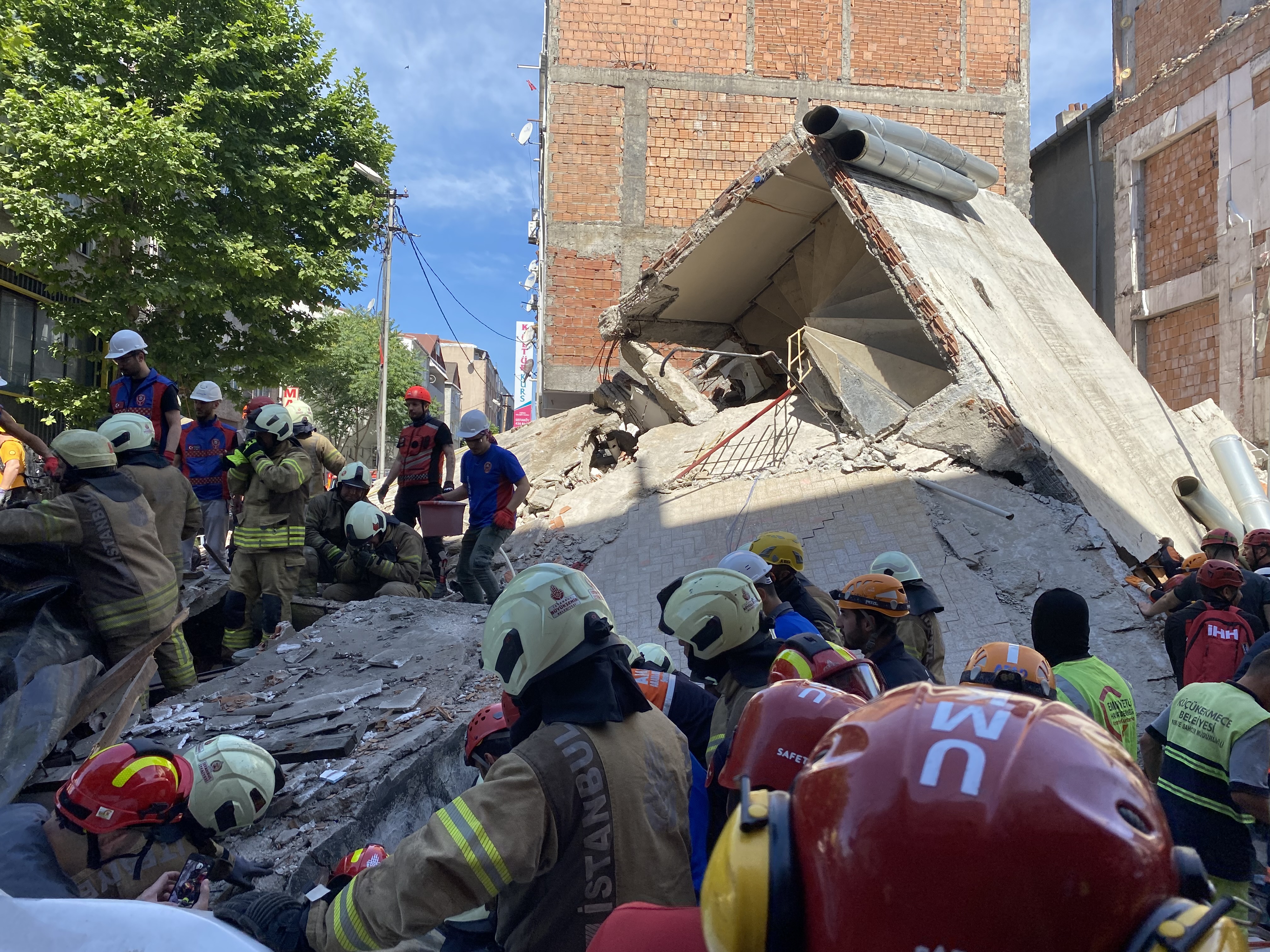 Srušila se trospratnica u Istanbulu: Ispod ruševina izvučeno sedam povrijeđenih