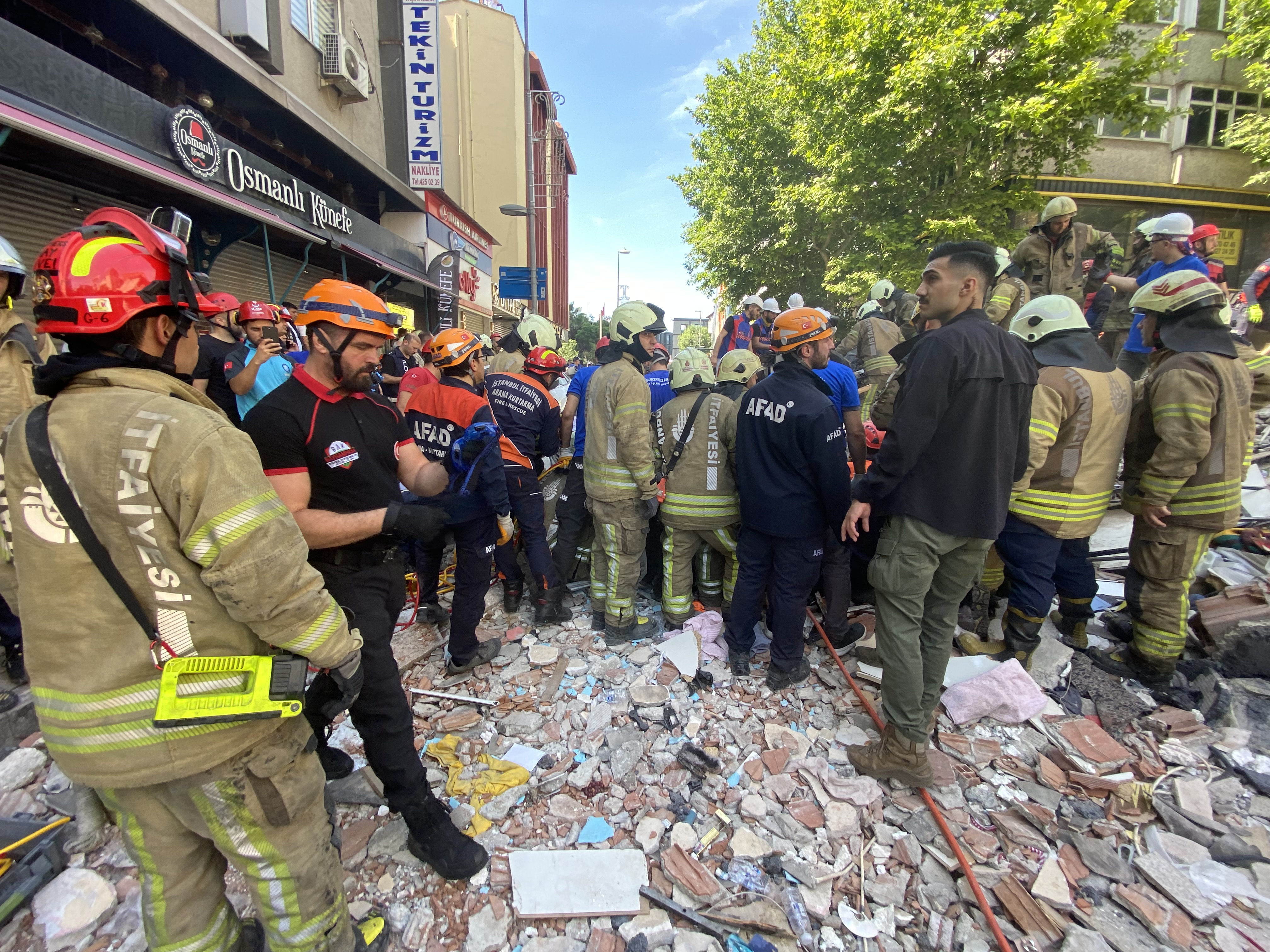 Srušila se trospratnica u Istanbulu: Ispod ruševina izvučeno sedam povrijeđenih