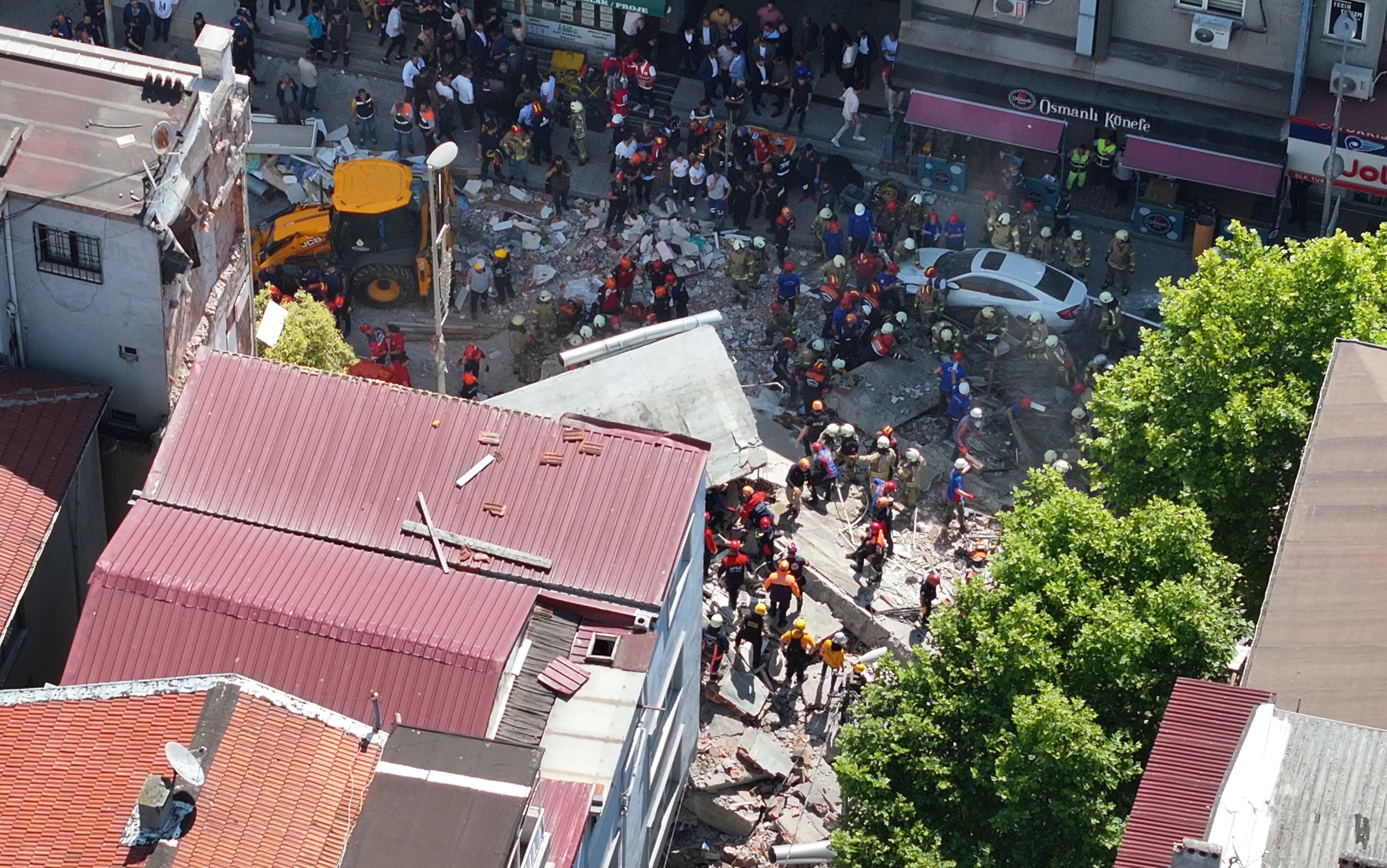 Srušila se trospratnica u Istanbulu: Ispod ruševina izvučeno sedam povrijeđenih