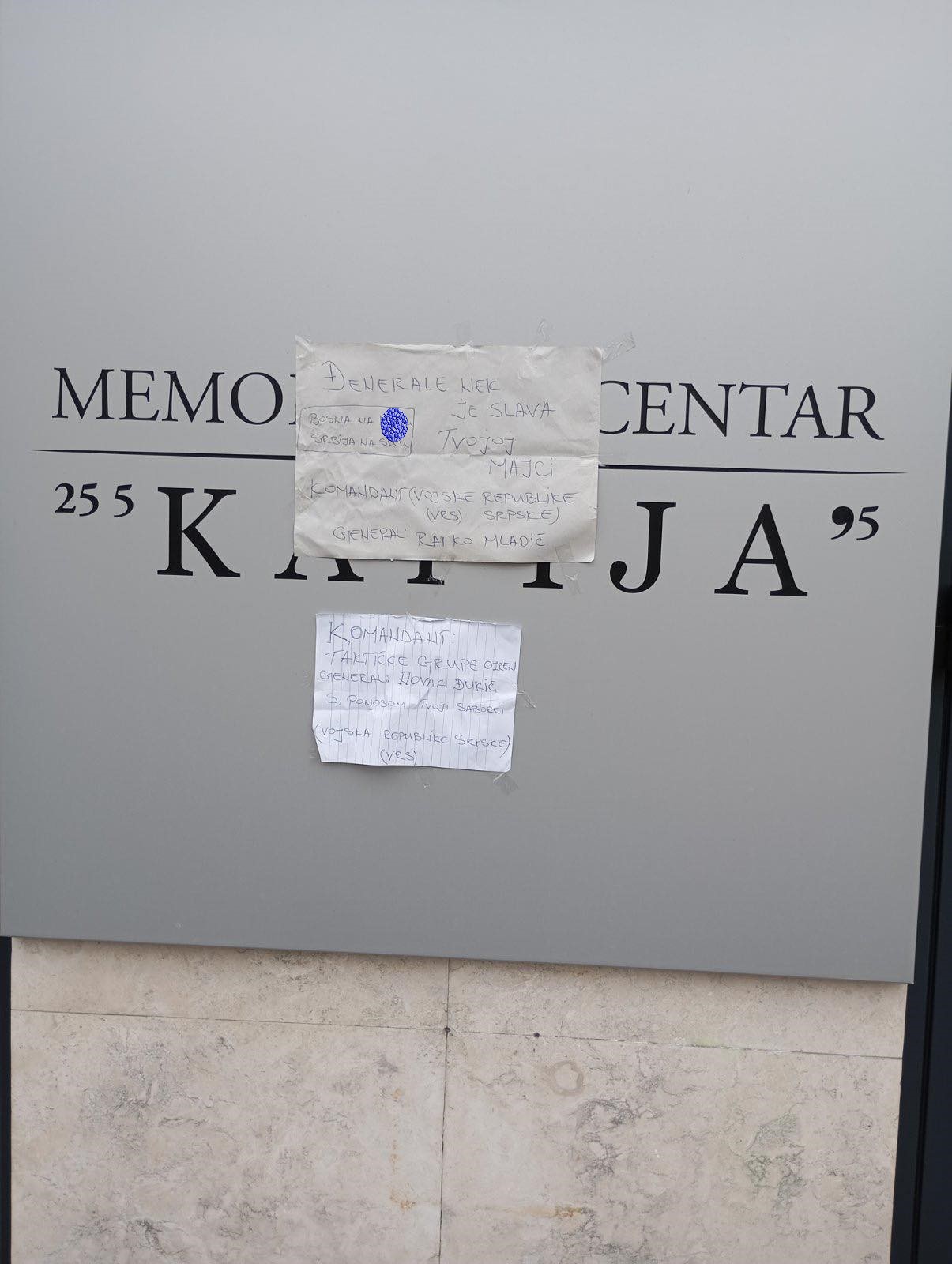 kapija uvredljive poruke