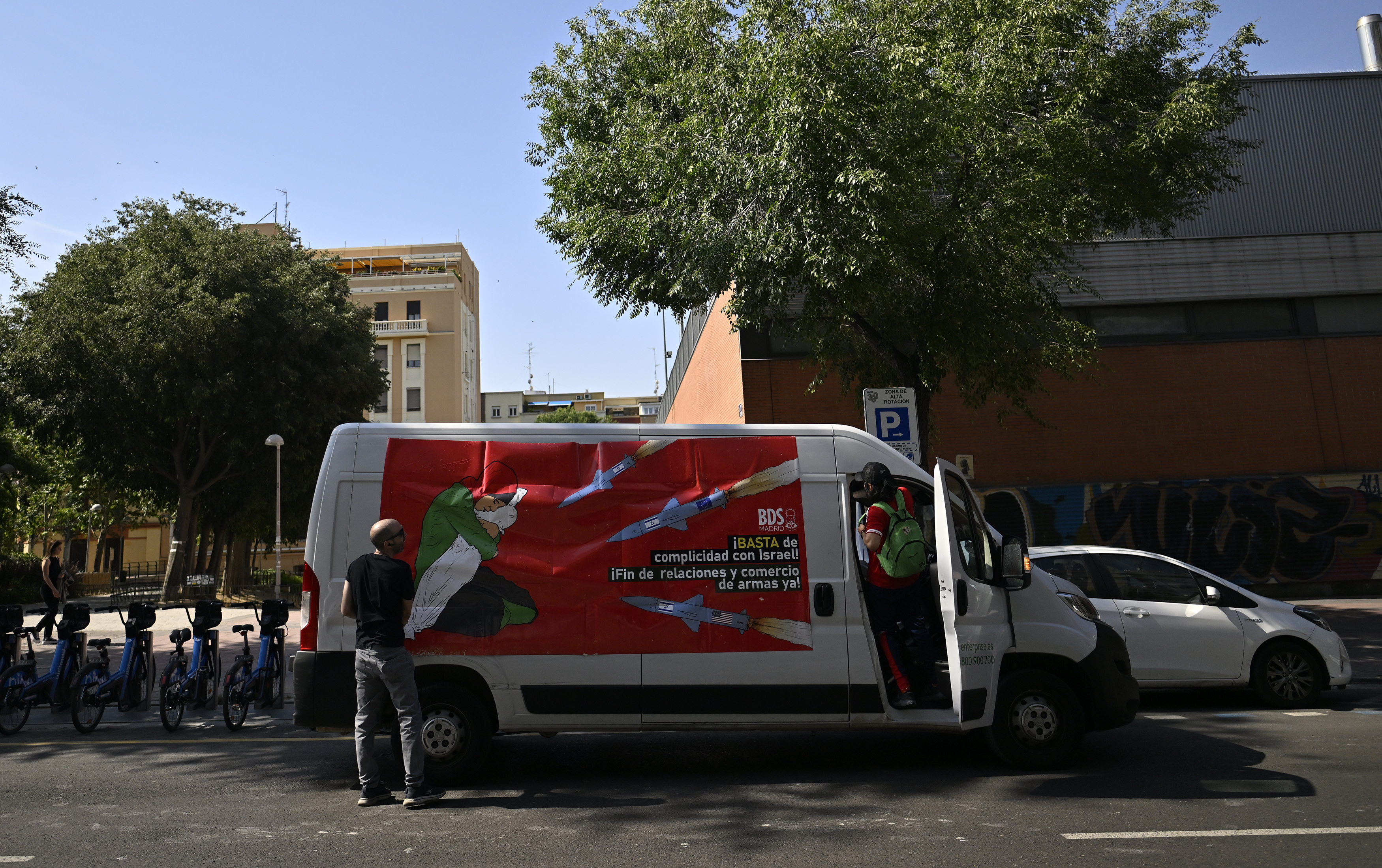 Španci na kombi zalijepili transparente u znak podrške Palestini i kružili Madridom