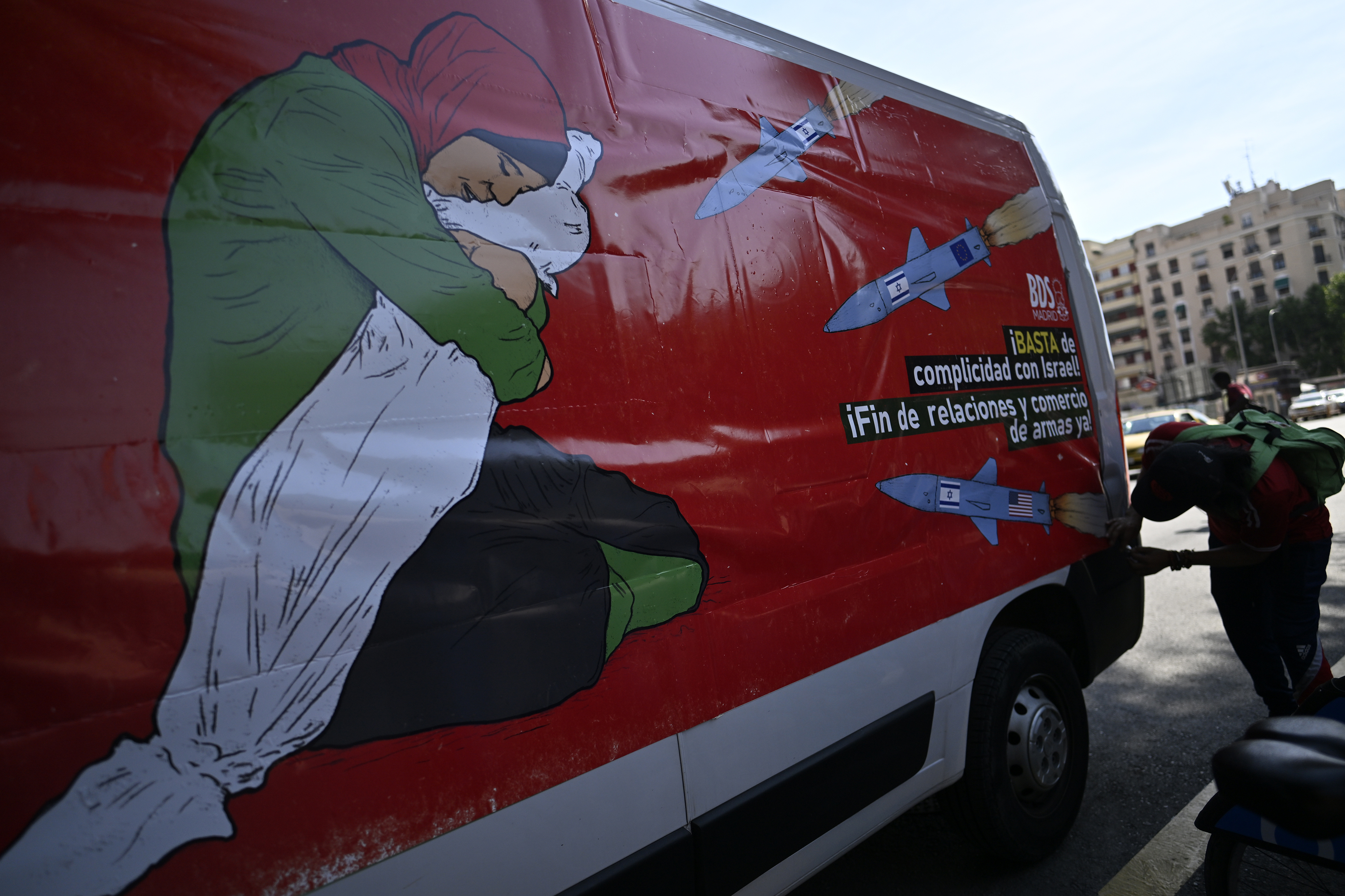 Španci na kombi zalijepili transparente u znak podrške Palestini i kružili Madridom