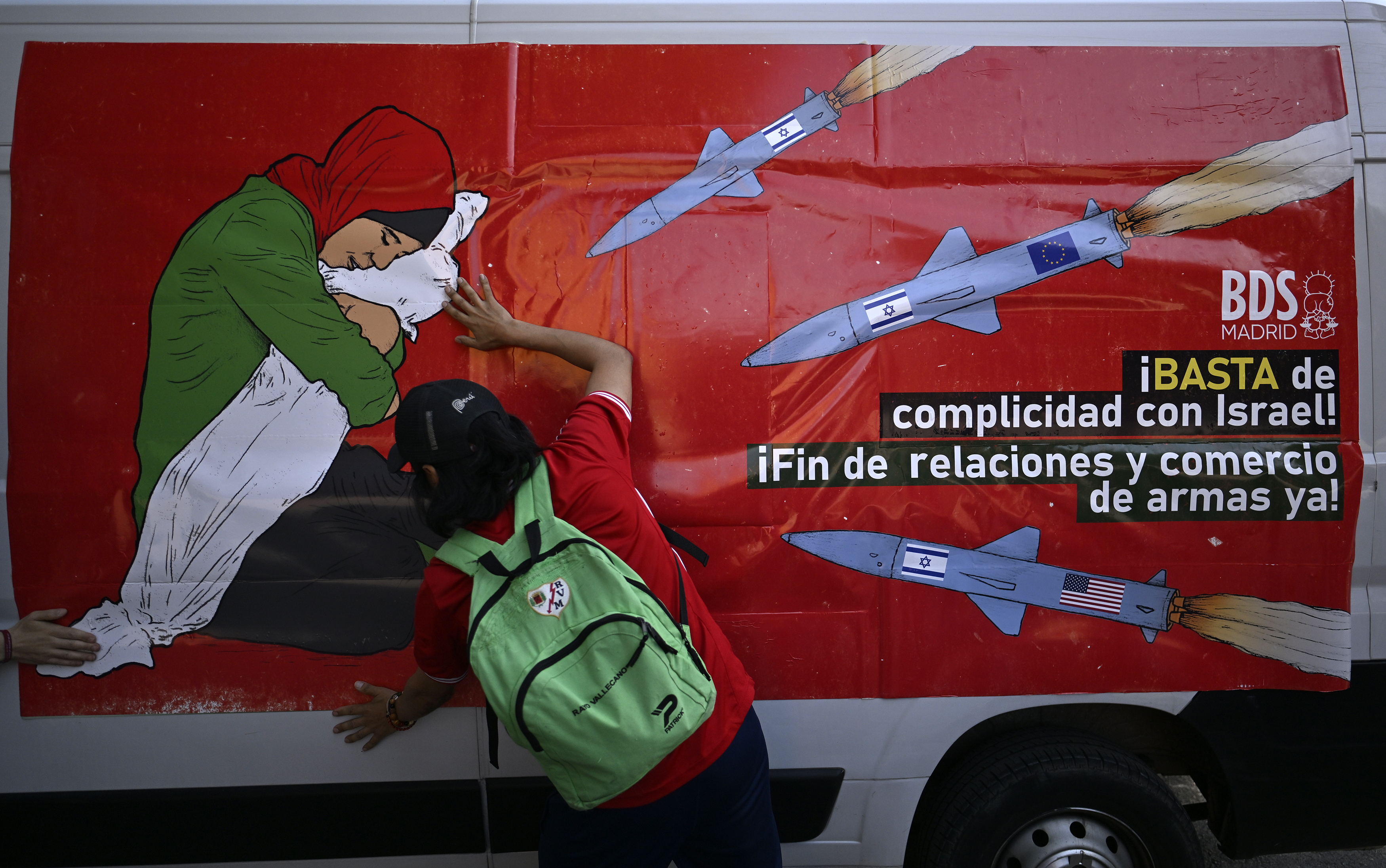 Španci na kombi zalijepili transparente u znak podrške Palestini i kružili Madridom