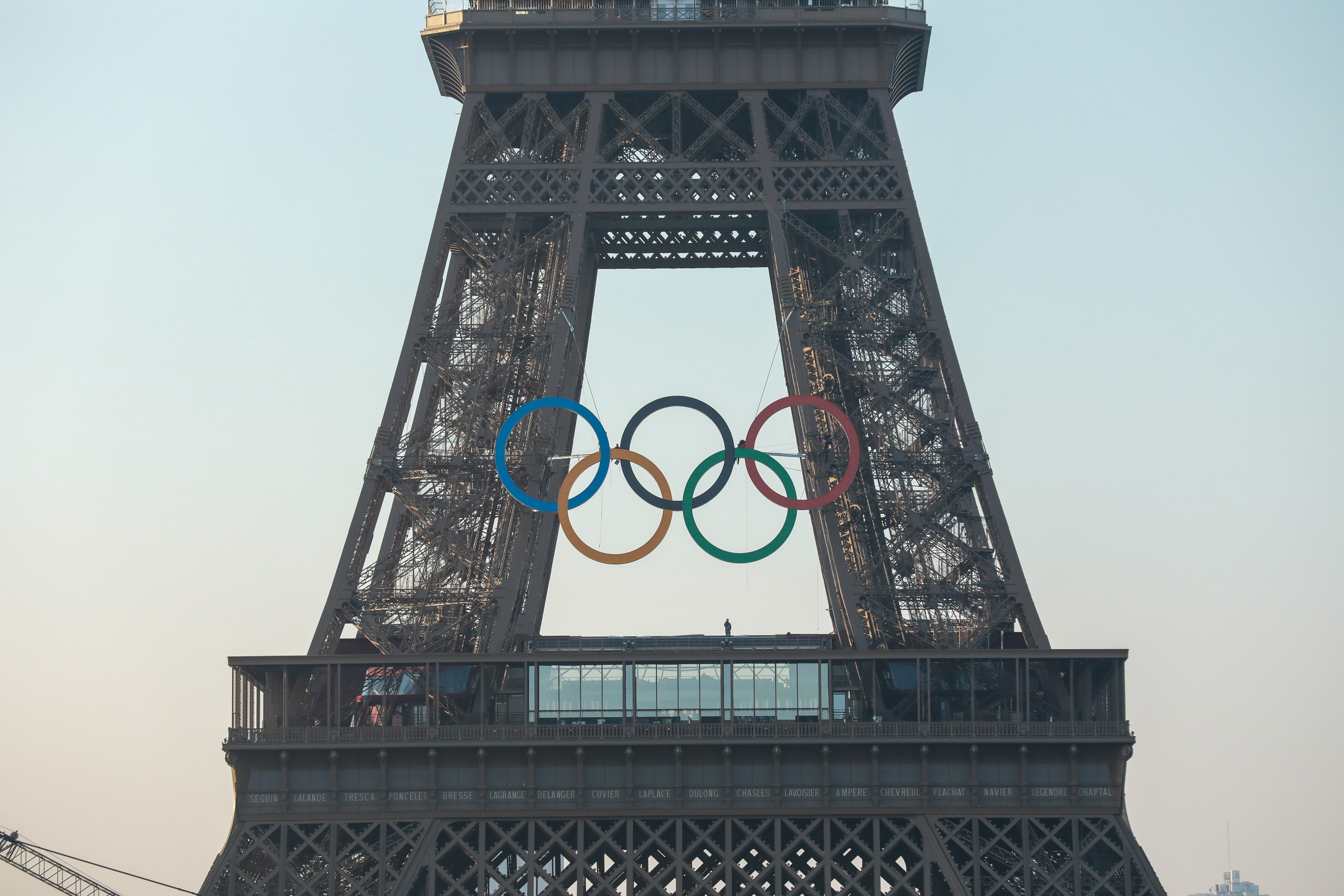 Pariz: Na Ajfelov toranj postavljeno pet olimpijskih prstenova