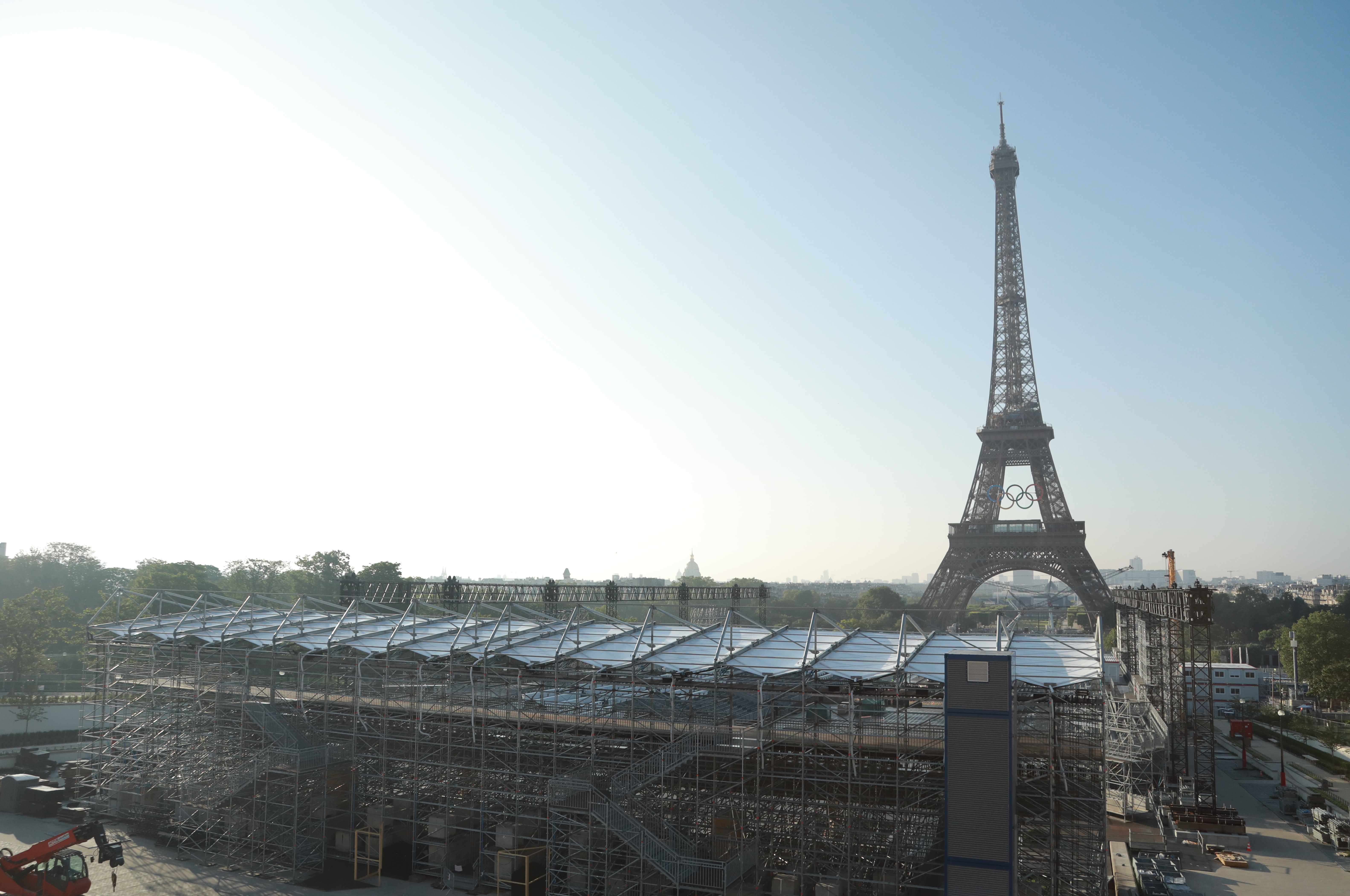 Pariz: Na Ajfelov toranj postavljeno pet olimpijskih prstenova