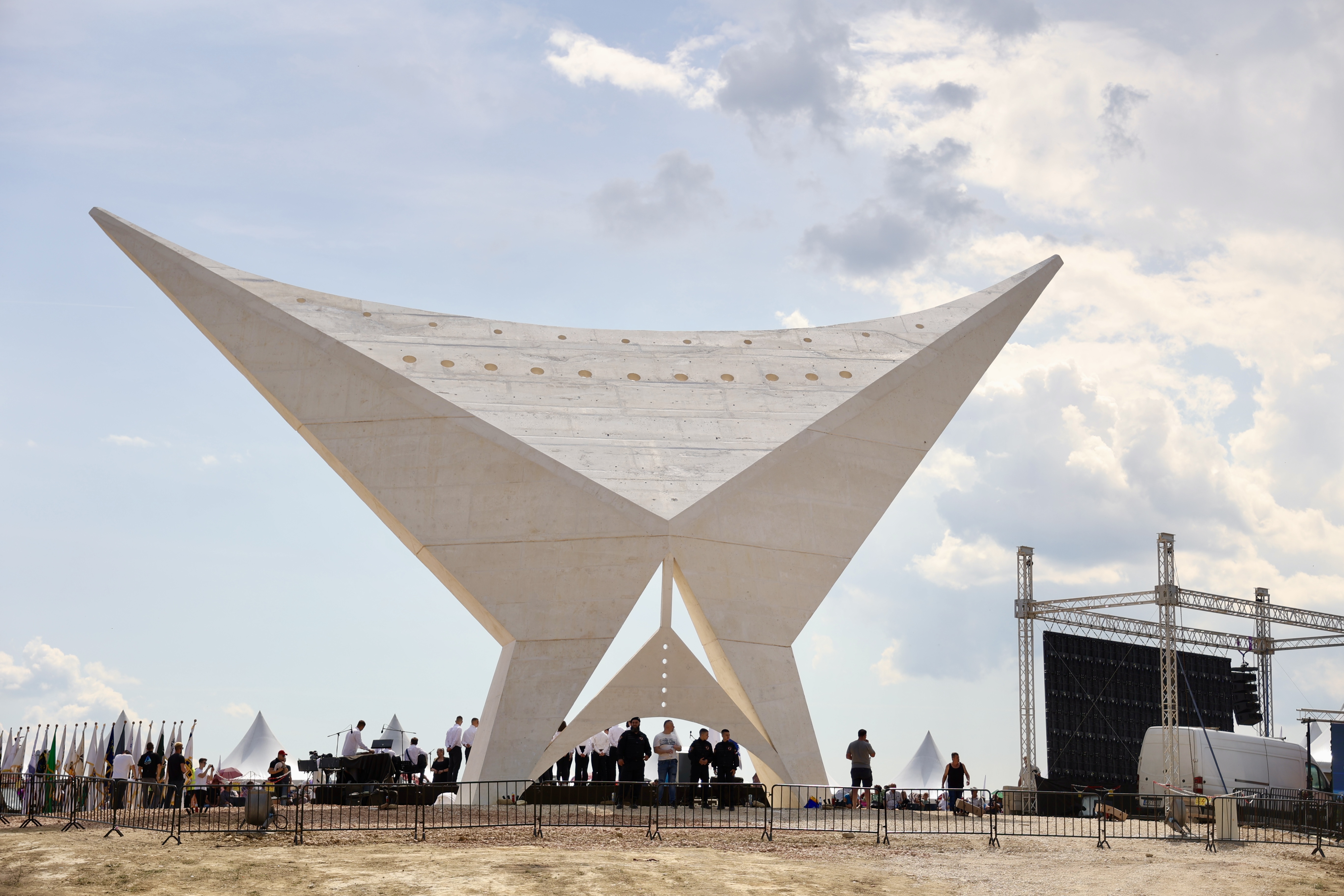 Spomenik "Krila slobode" na brdu Žuč (N1/F.Z.)