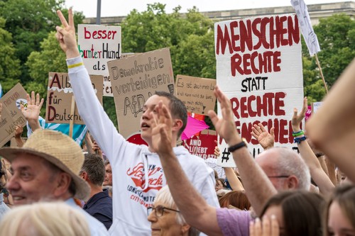 Demo gegen Rechts, Königsplatz, Teilnehmer jubeln in Richtung der Bühne, Schild: Menschenrechte statt rechte Menschen, M