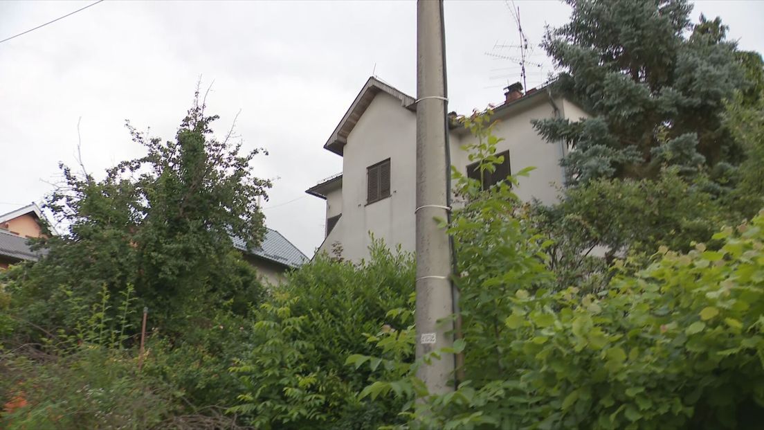 62843086-kuca-u-susedgradu